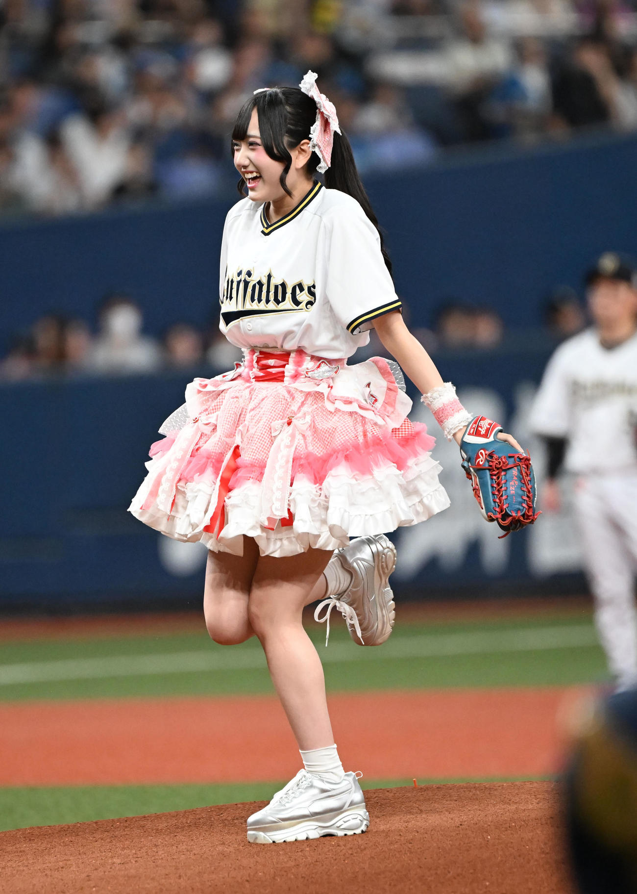 オリックス対日本ハム　始球式を務めるみらくらんど・ひなのさん（撮影・和賀正仁）