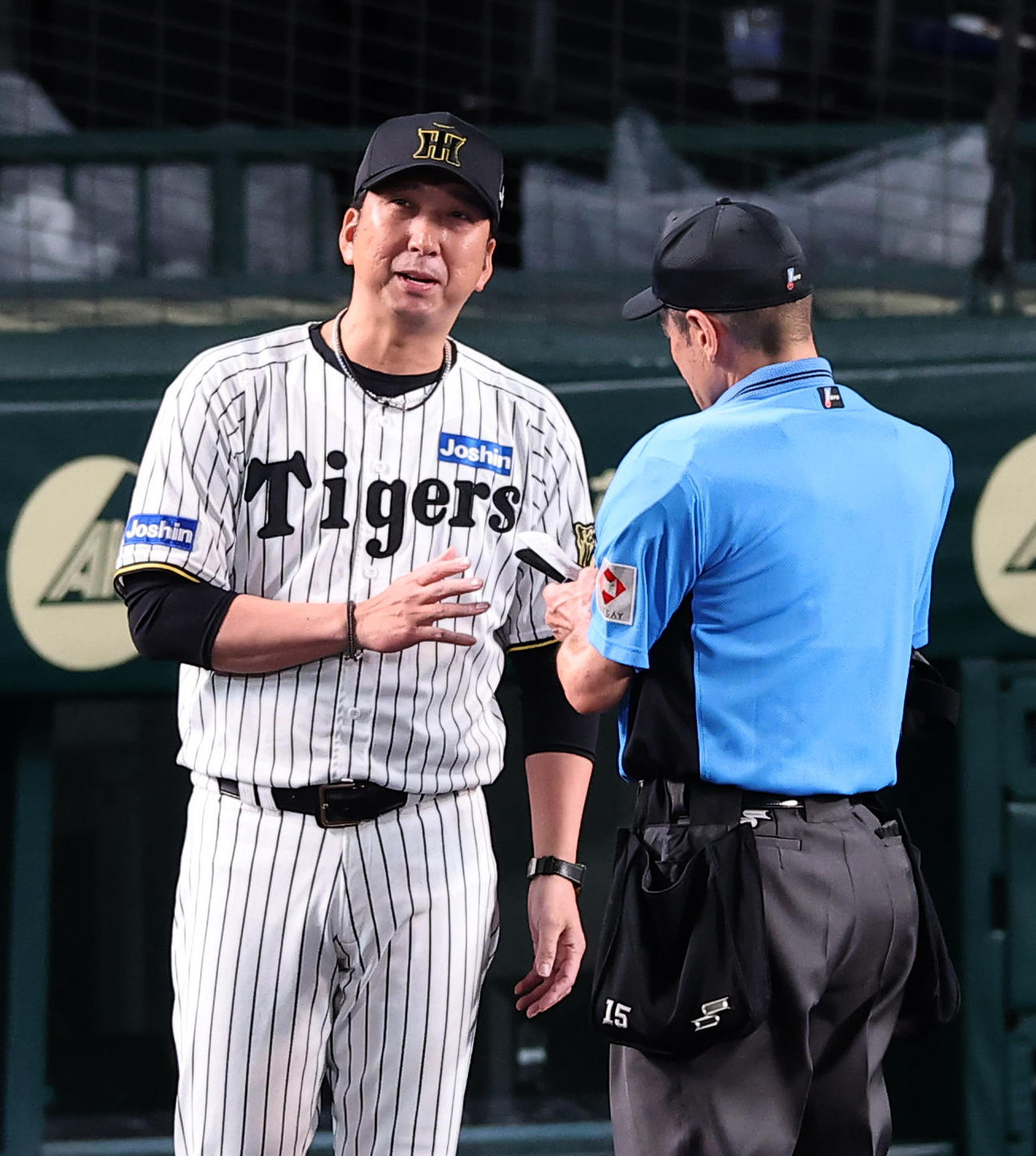 阪神対広島　選手交代を告げる藤川監督（撮影・上田博志）