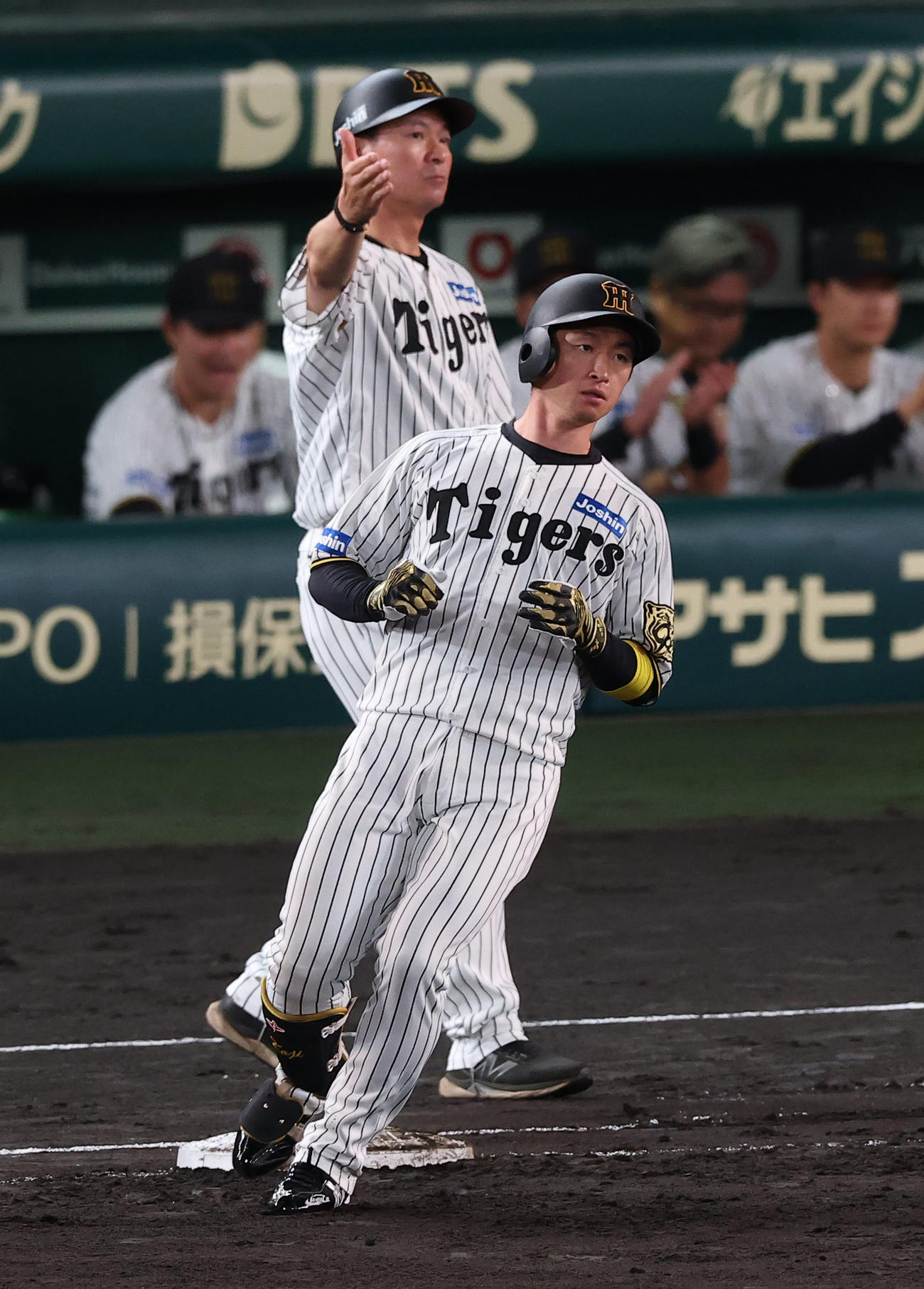 阪神対広島　4回裏阪神2死、近本は左前打を放つ（撮影・上田博志）