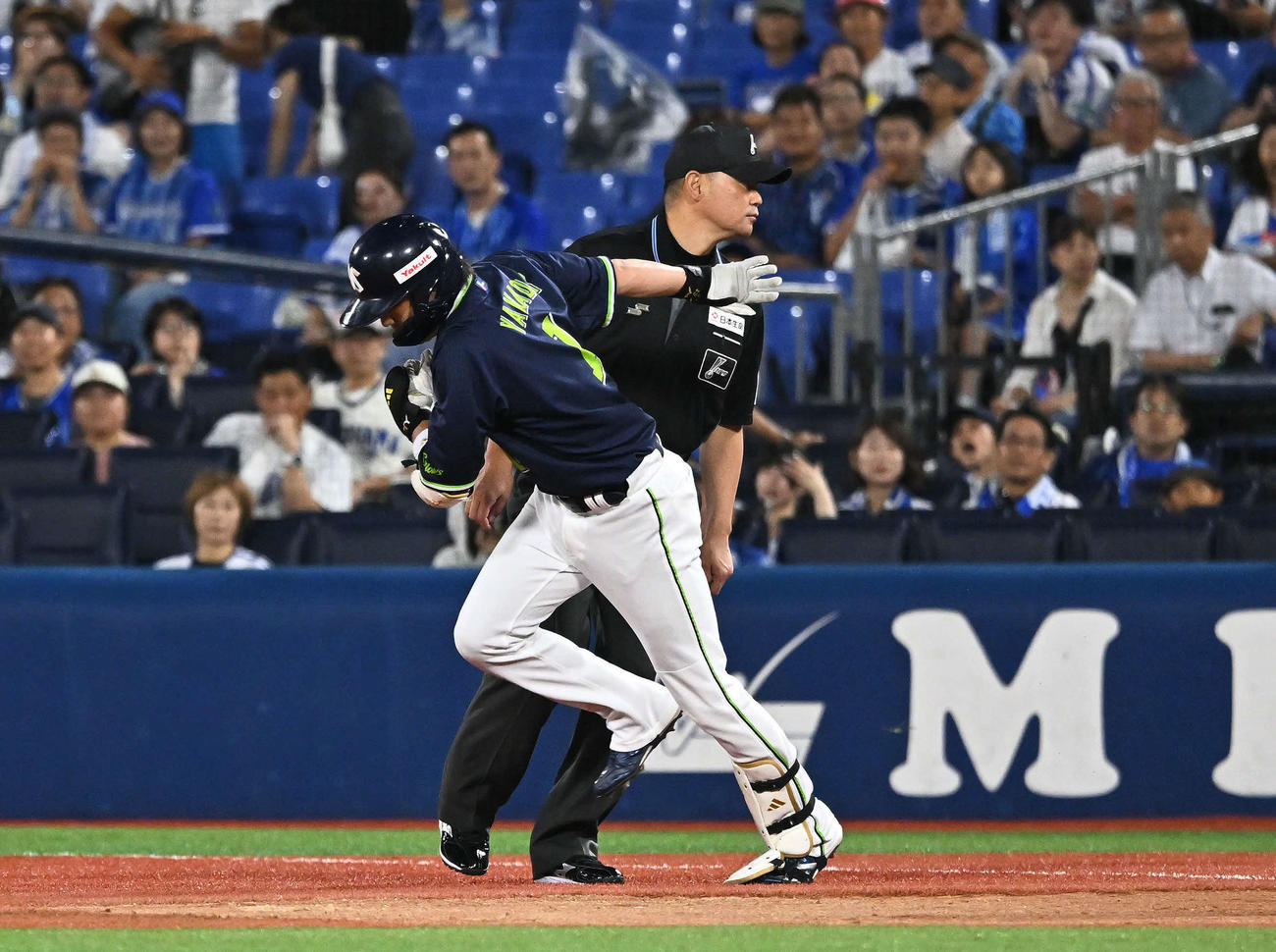 DeNA対ヤクルト　2回表ヤクルト1死、山田は遊ゴロを放ち林の悪送球から二塁へ走る（撮影・滝沢徹郎）