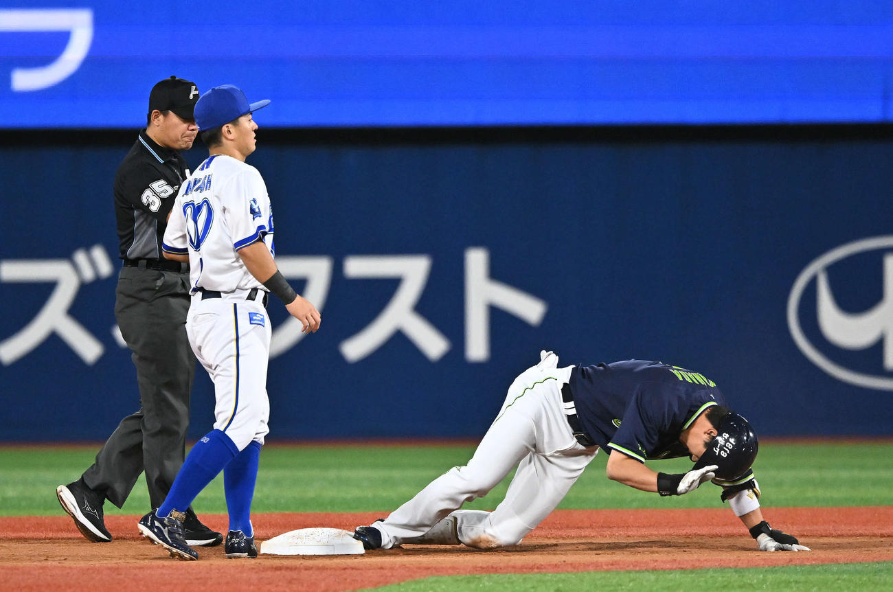 DeNA対ヤクルト　2回表ヤクルト1死、山田（右）は遊ゴロを放ち林（中央）の悪送球から二塁を狙うもアウトになり悔しがる（撮影・滝沢徹郎）
