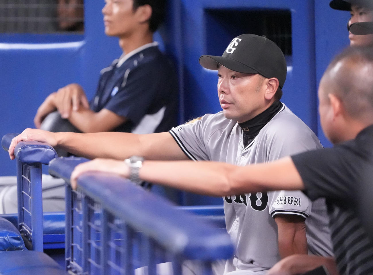 中日対巨人　9回表、ベンチからグラウンドを見つめる阿部監督（撮影・森本幸一）