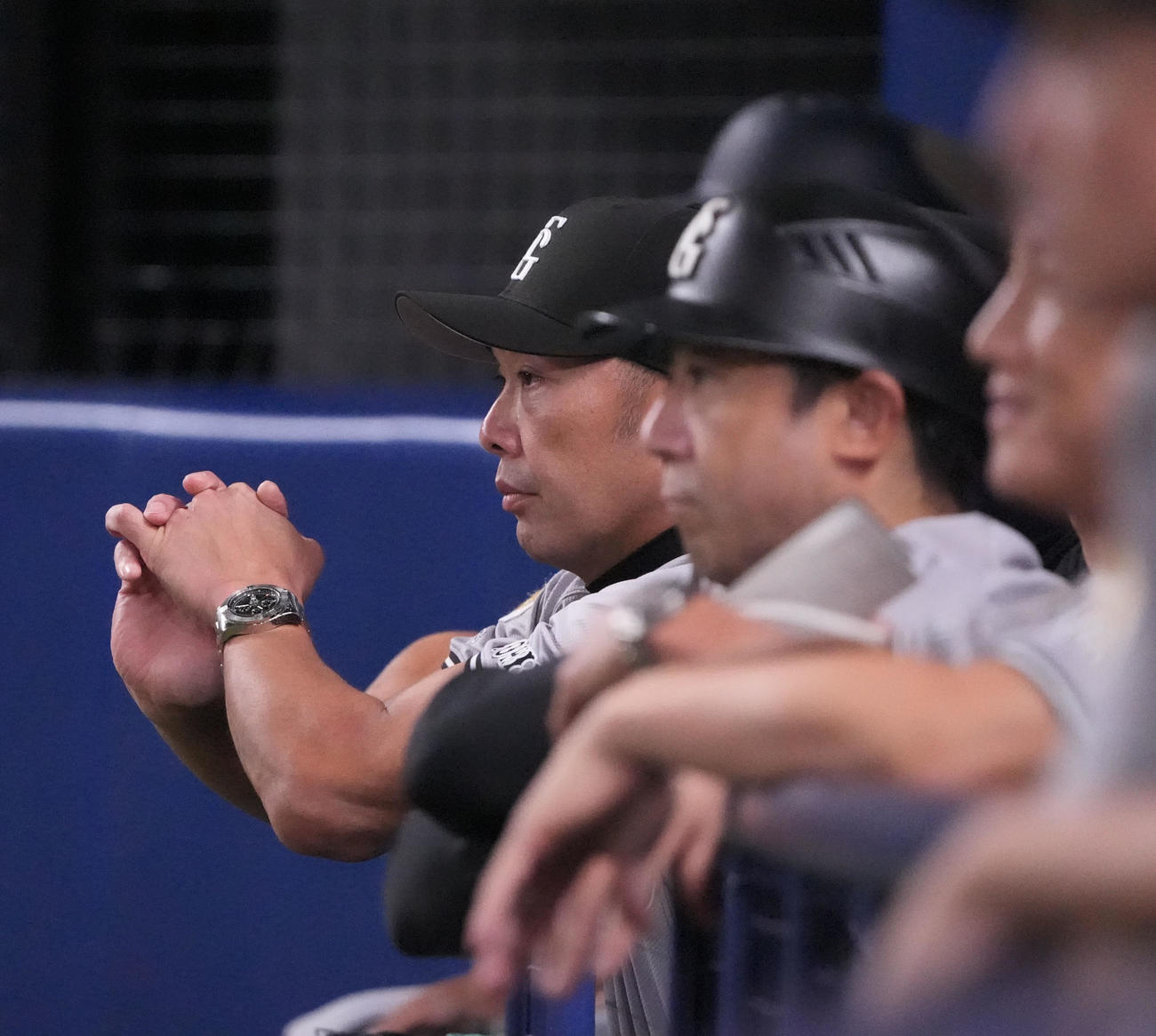 中日対巨人　7回裏、阿部監督（左）はベンチから試合を見つめる（撮影・森本幸一）