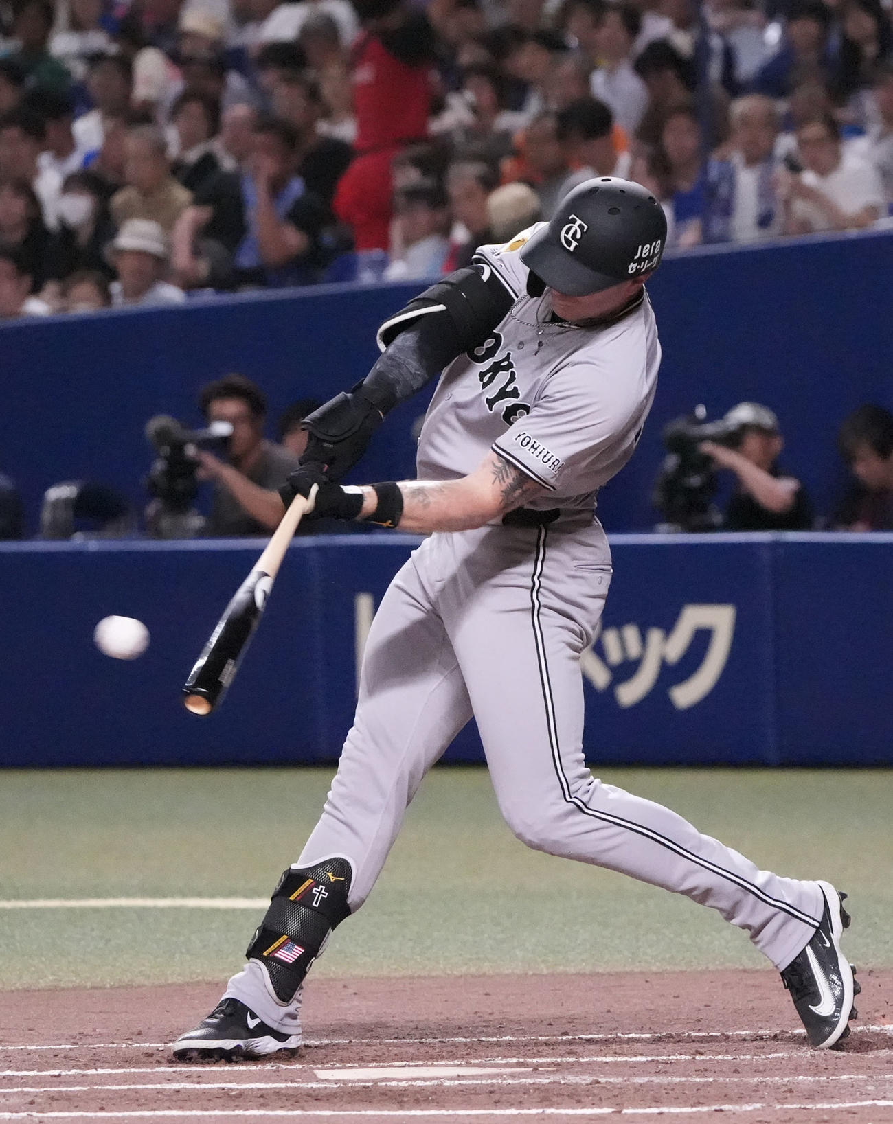中日対巨人　4回表巨人無死、右前打を放つキャベッジ（撮影・森本幸一）