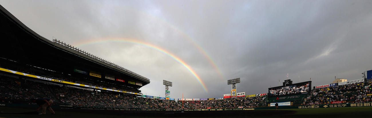阪神対広島　虹がかかる甲子園球場（撮影・上山淳一）