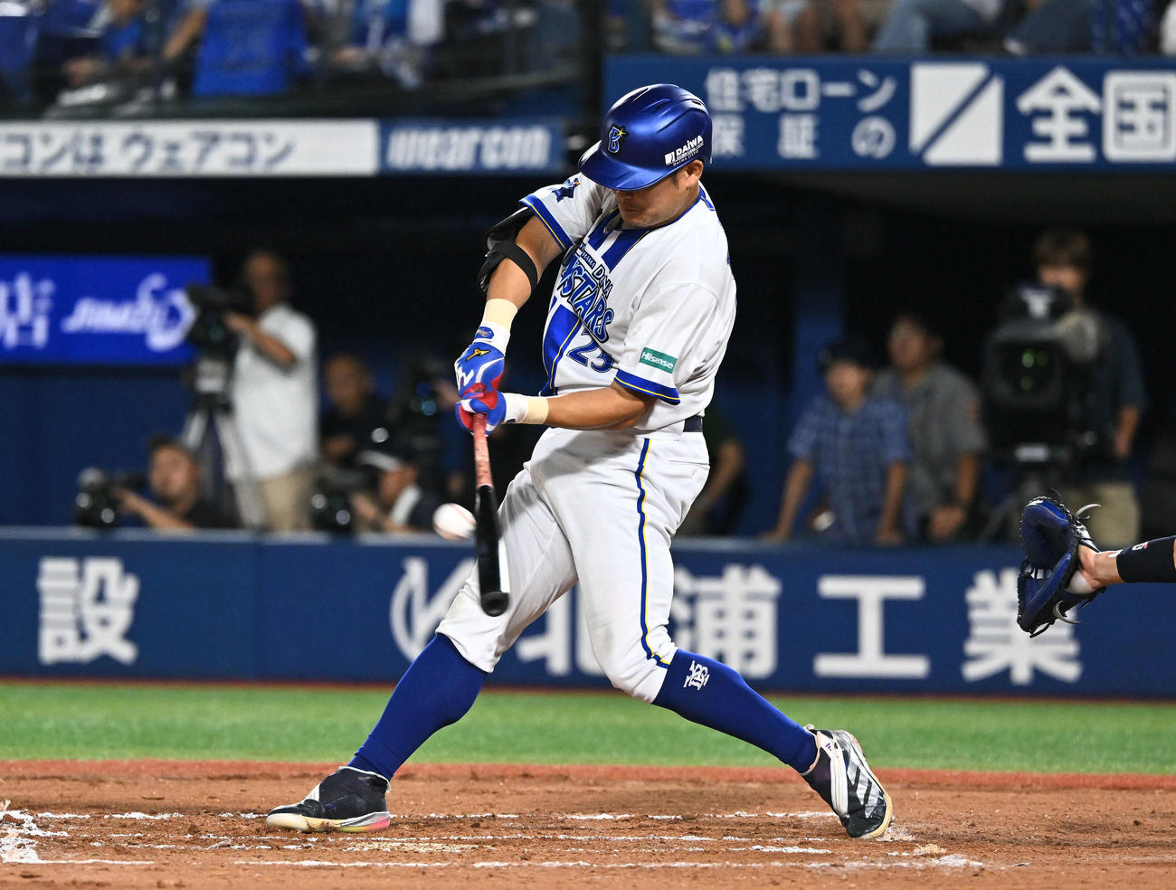 DeNA対ヤクルト　6回裏DeNA2死、筒香は左越えソロ本塁打を放つ（撮影・滝沢徹郎）