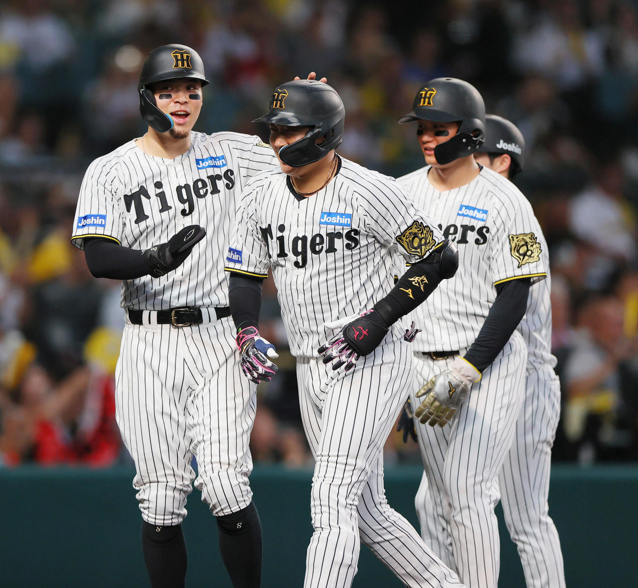 阪神対広島　1回裏阪神無死満塁、大山（左から2人目）は左越え満塁本塁打を放ち祝福を受ける（撮影・上山淳一）