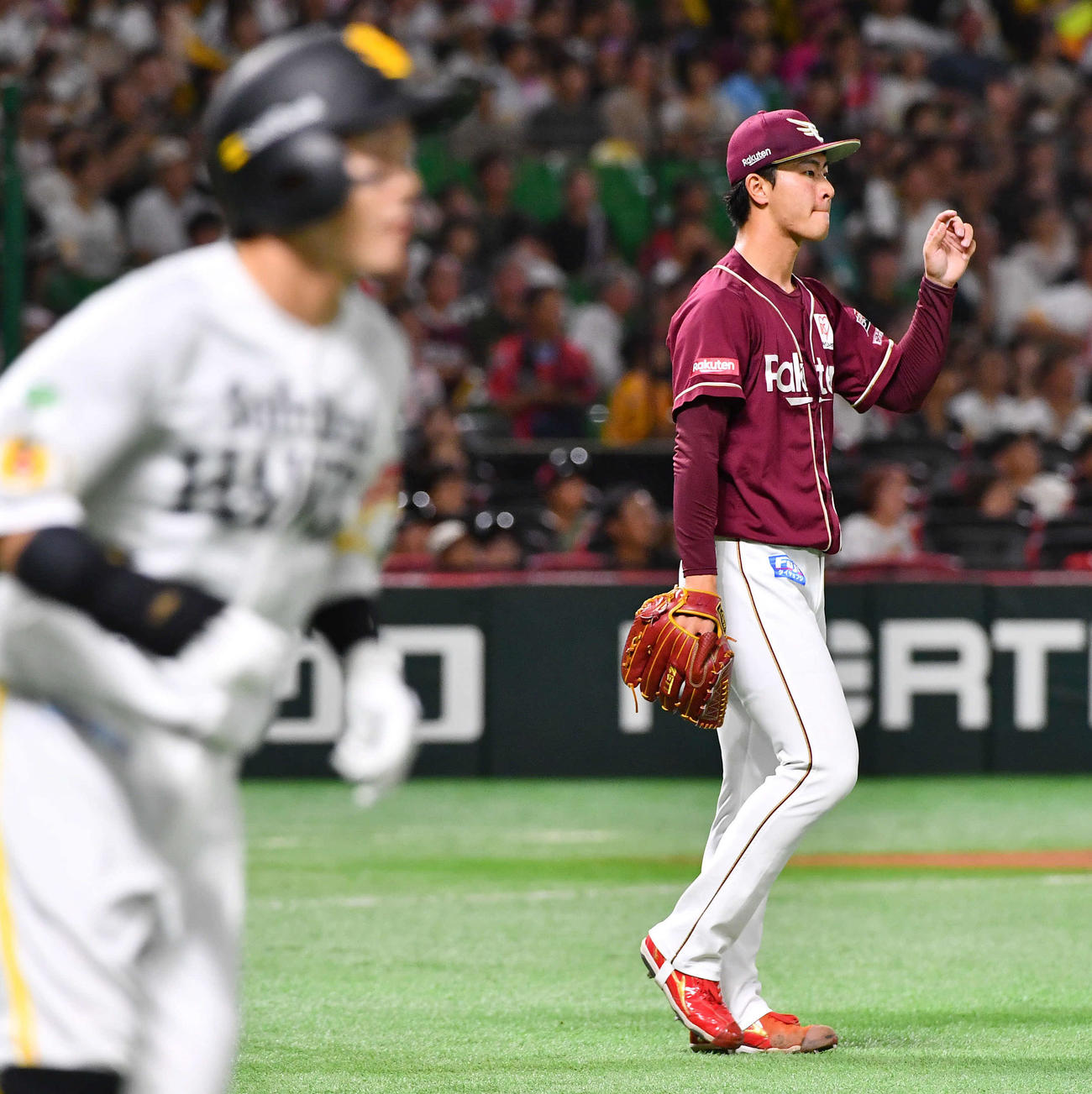 ソフトバンク対楽天　1回裏ソフトバンク無死一、二塁、牧原大（左）に先制の右越え3点本塁打を打たれた古謝（撮影・岩下翔太）
