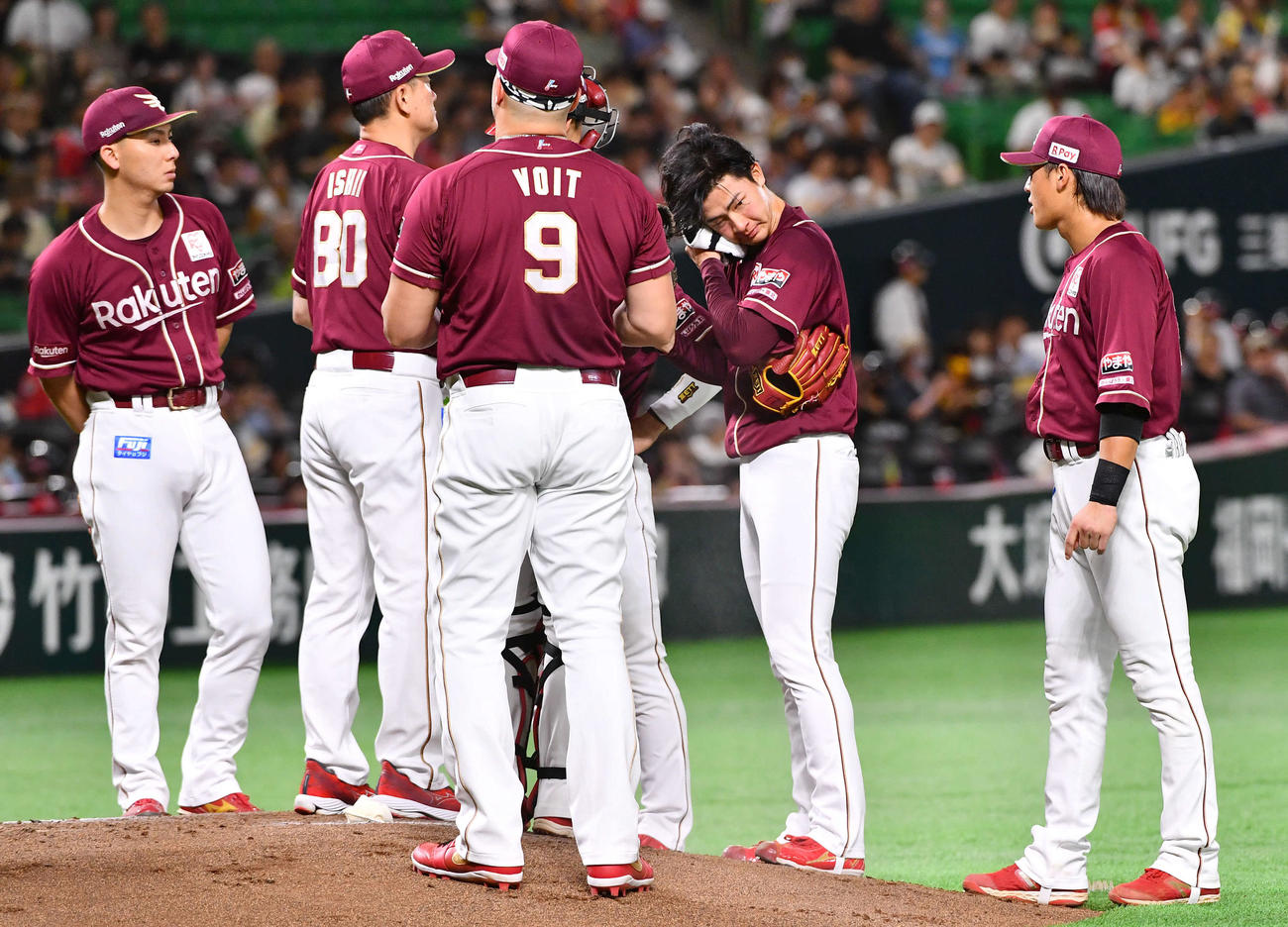 ソフトバンク対楽天　2回裏ソフトバンク無死一、三塁、マウンドで汗をぬぐう古謝（右から2人目）（撮影・岩下翔太）