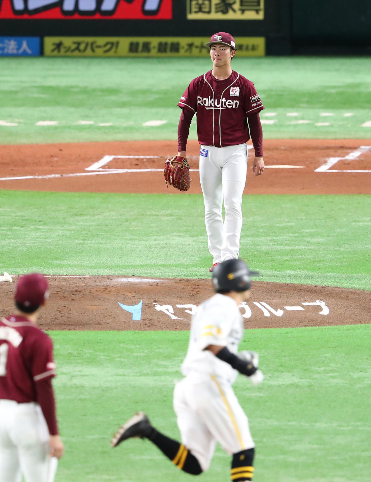 ソフトバンク対楽天　1回裏ソフトバンク無死一、二塁、牧原大に先制となる右越え3点本塁打を浴びた古謝（撮影・梅根麻紀）