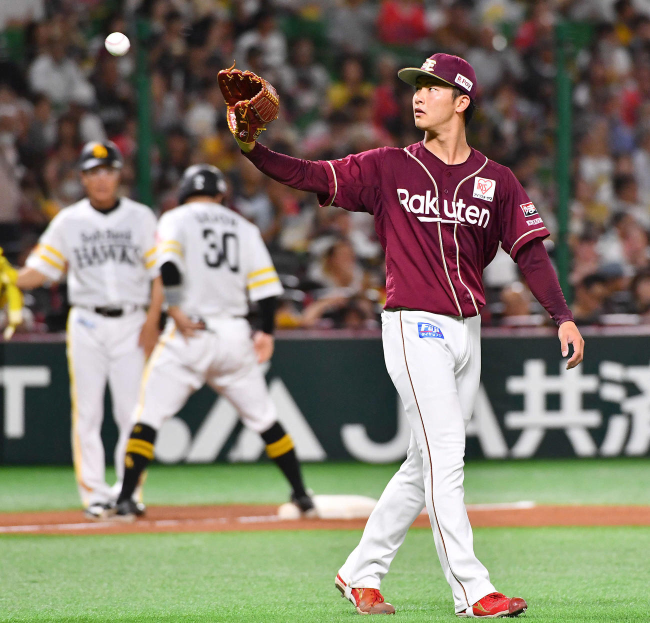 ソフトバンク対楽天　3回裏ソフトバンク1死二塁、佐藤直（左から2人目）に中越え適時三塁打を打たれた古謝（撮影・岩下翔太）