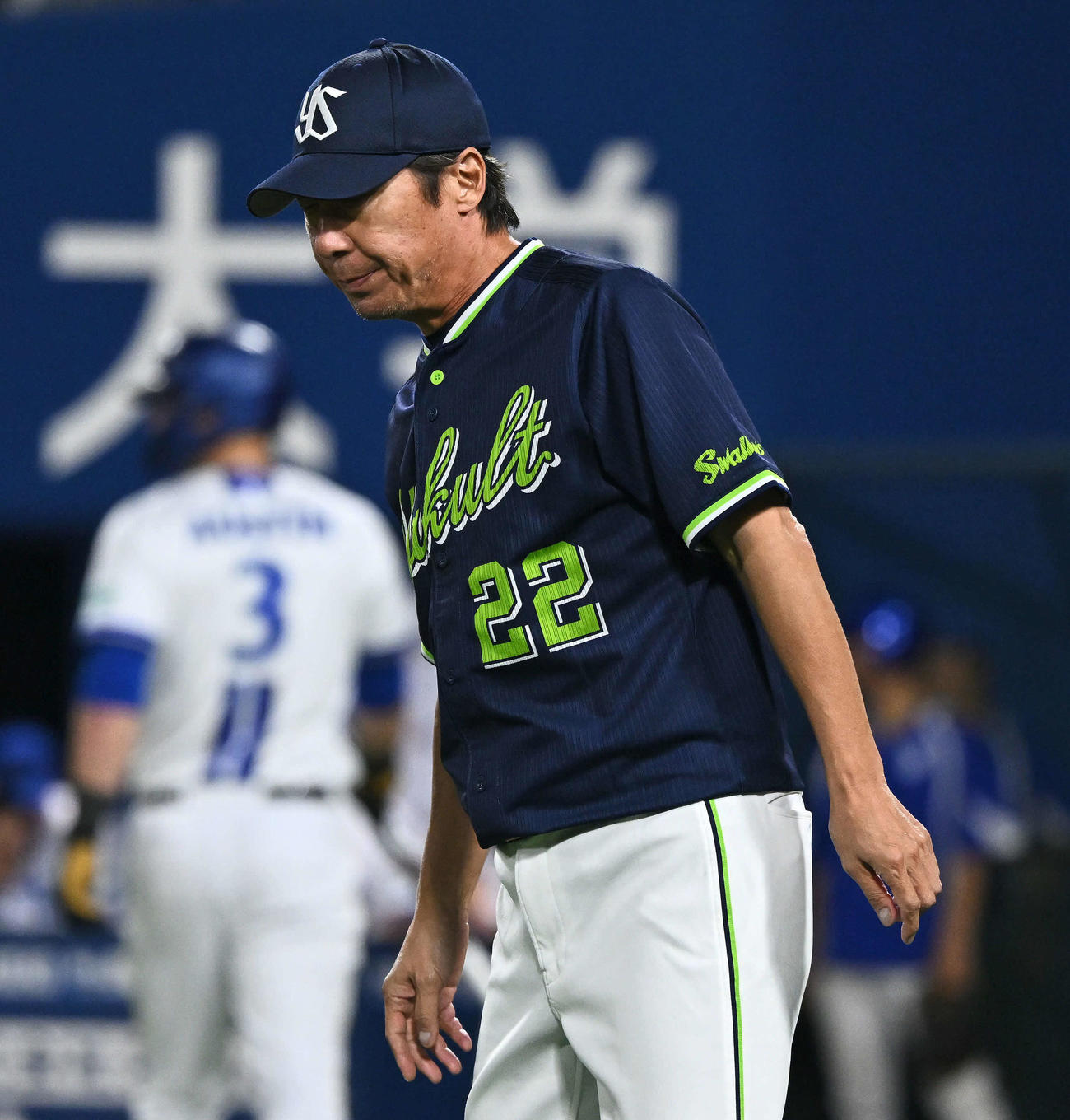 DeNA対ヤクルト　6回裏、投手の交代を告げるヤクルト高津監督（撮影・滝沢徹郎）