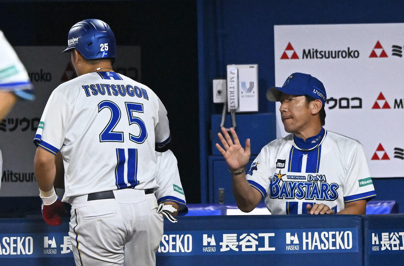 DeNA対ヤクルト　7回裏DeNA2死、ソロ本塁打を放った筒香（左）を迎える三浦監督（撮影・滝沢徹郎）