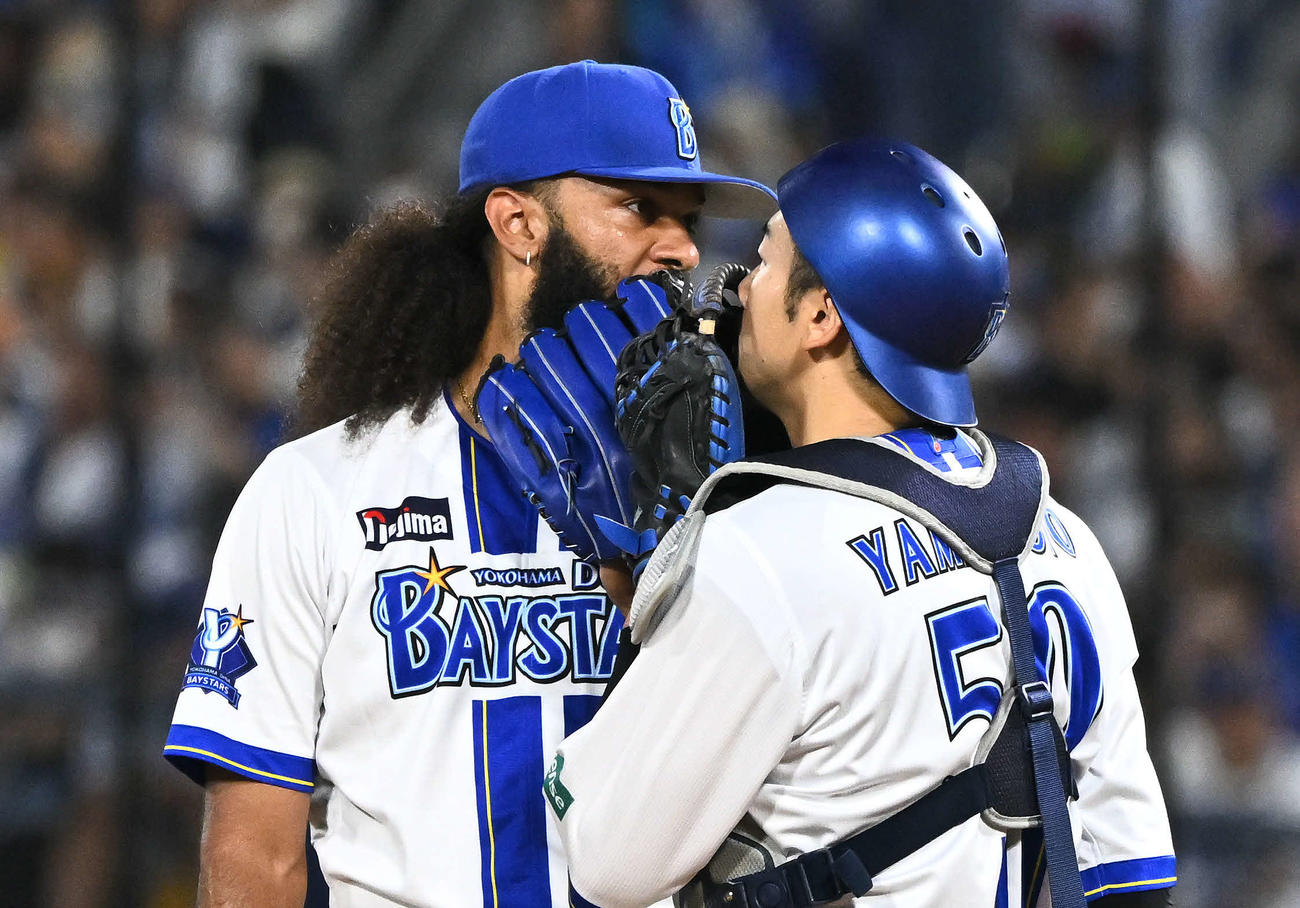 DeNA対ヤクルト　4回表、ピンチにマウンドで話すDeNA先発のジャクソン（左）と山本（左）（撮影・滝沢徹郎）