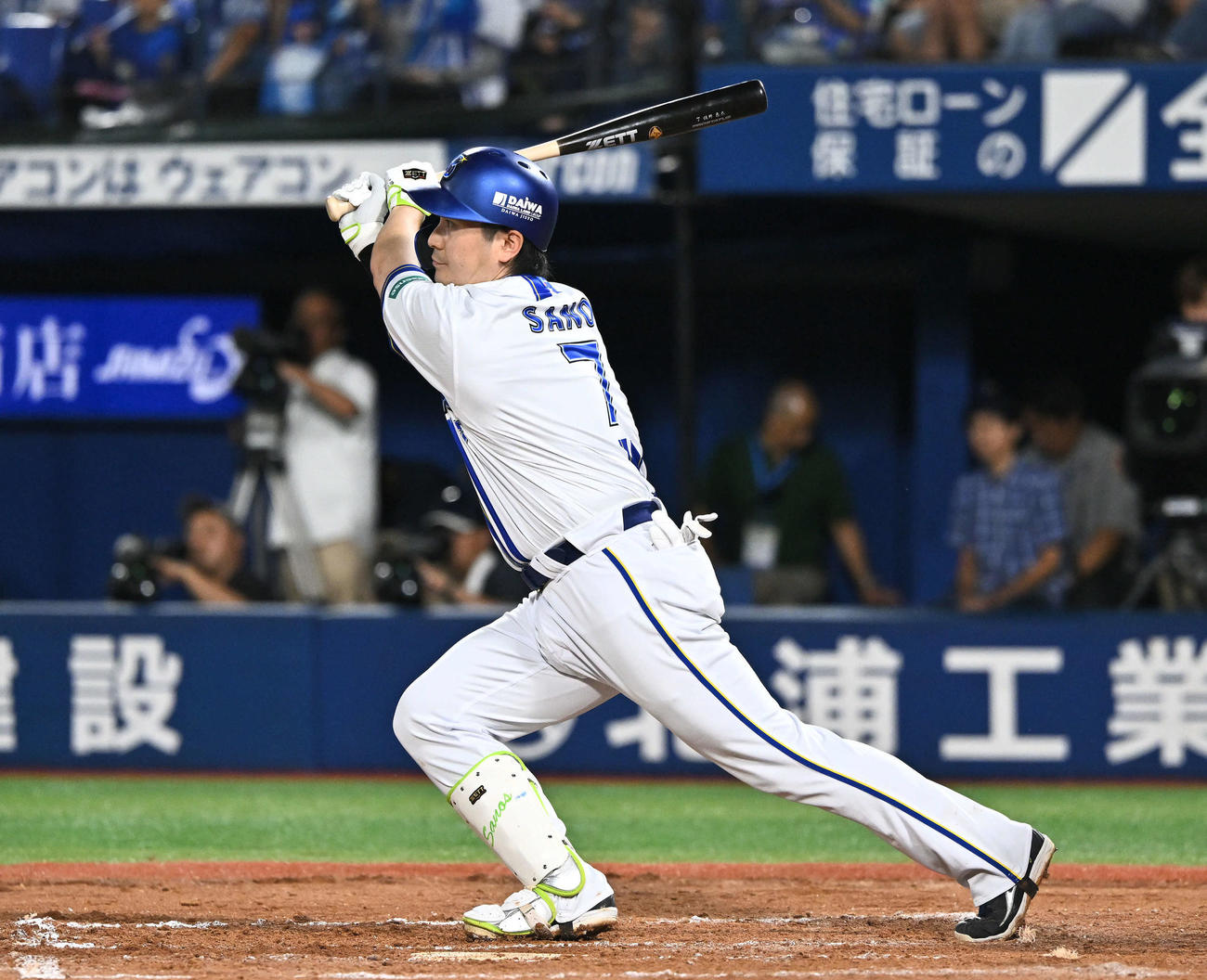 DeNA対ヤクルト　7回裏DeNA1死一、三塁、佐野は2点適時打を放つ（撮影・滝沢徹郎）