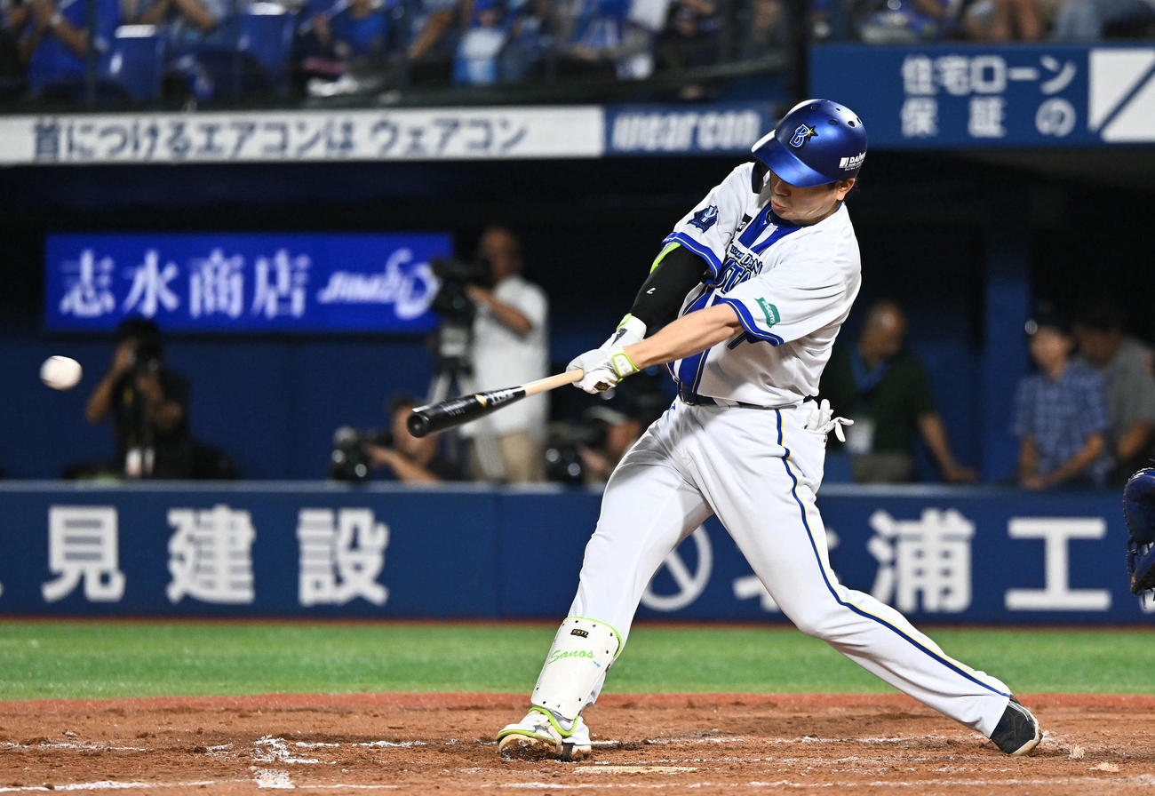 DeNA対ヤクルト　7回裏DeNA1死一、三塁、佐野は2点適時打を放つ（撮影・滝沢徹郎）