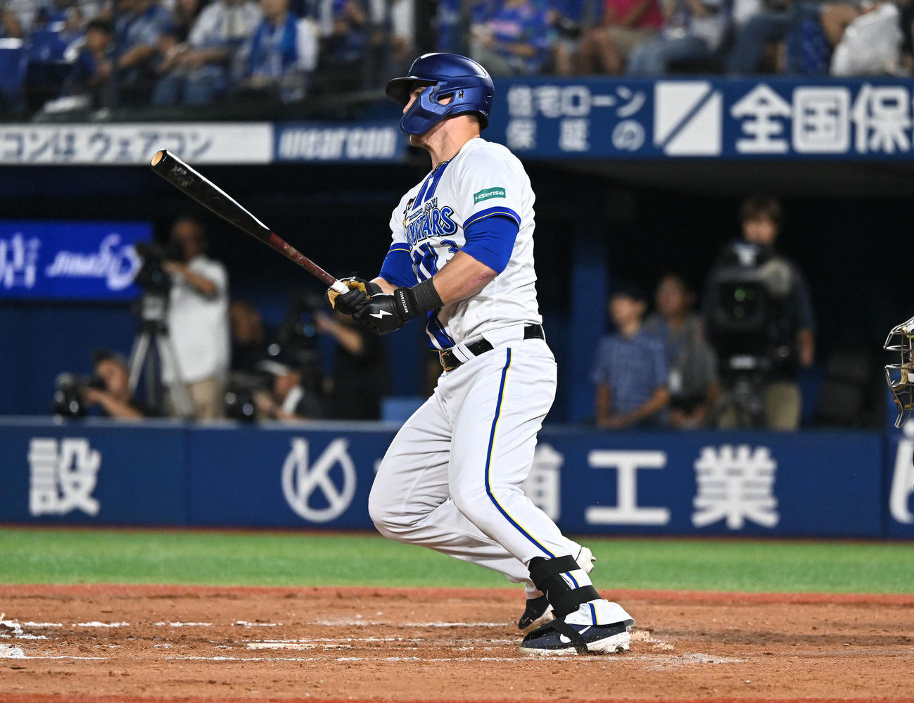 DeNA対ヤクルト　6回裏DeNA2死一、二塁、代打オースティンは中前2点適時打を放つ（撮影・滝沢徹郎）