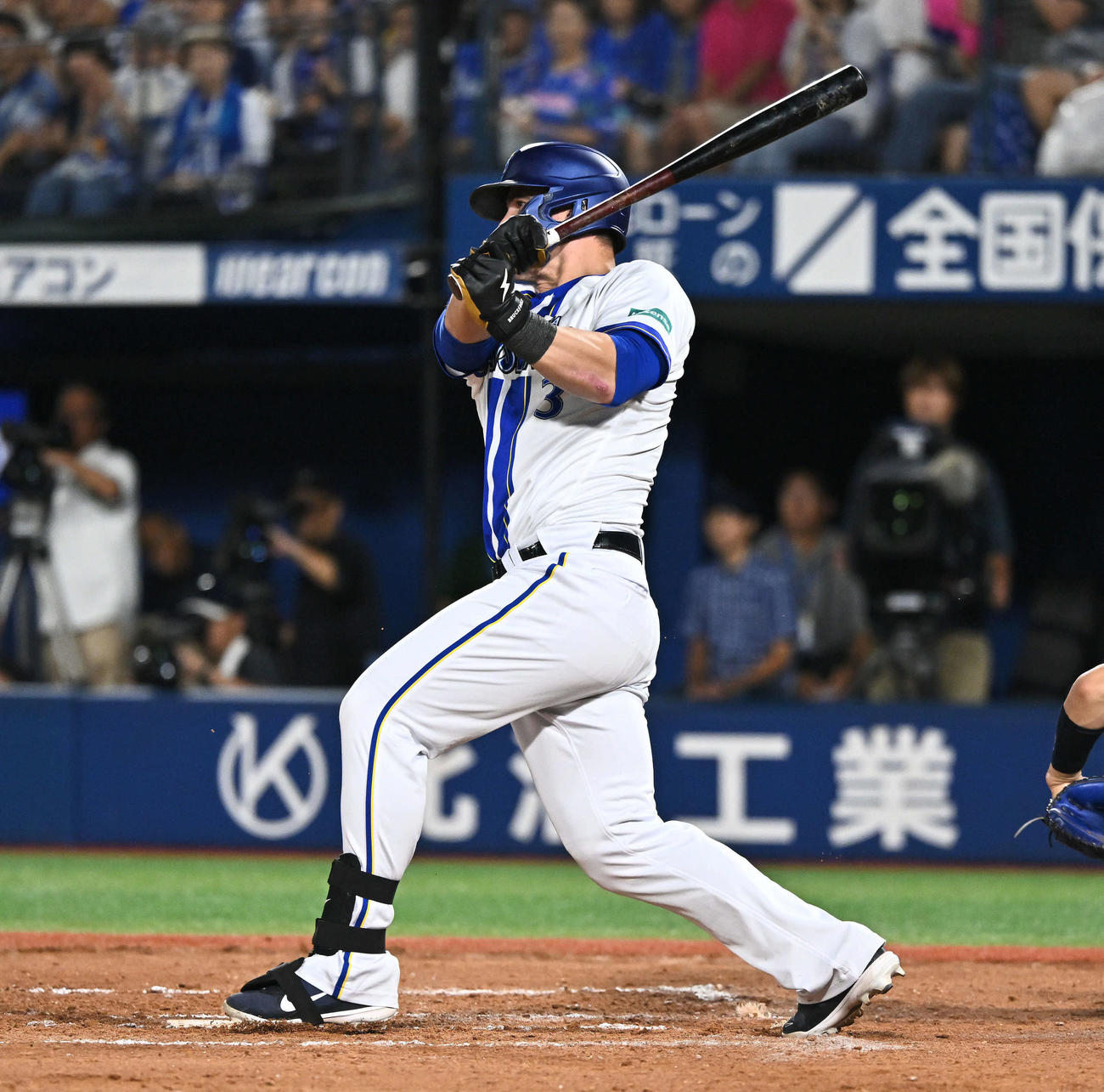 DeNA対ヤクルト　6回裏DeNA2死一、二塁、代打オースティンは中前2点適時打を放つ（撮影・滝沢徹郎）