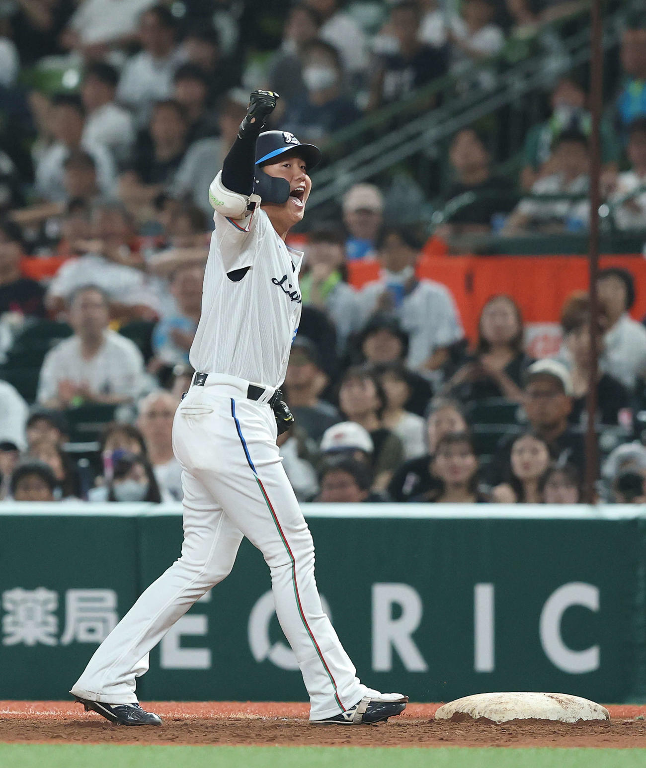西武対ロッテ　6回裏西武1死二、三塁、右前適時打を放ちガッツポーズする平沼（撮影・河田真司）