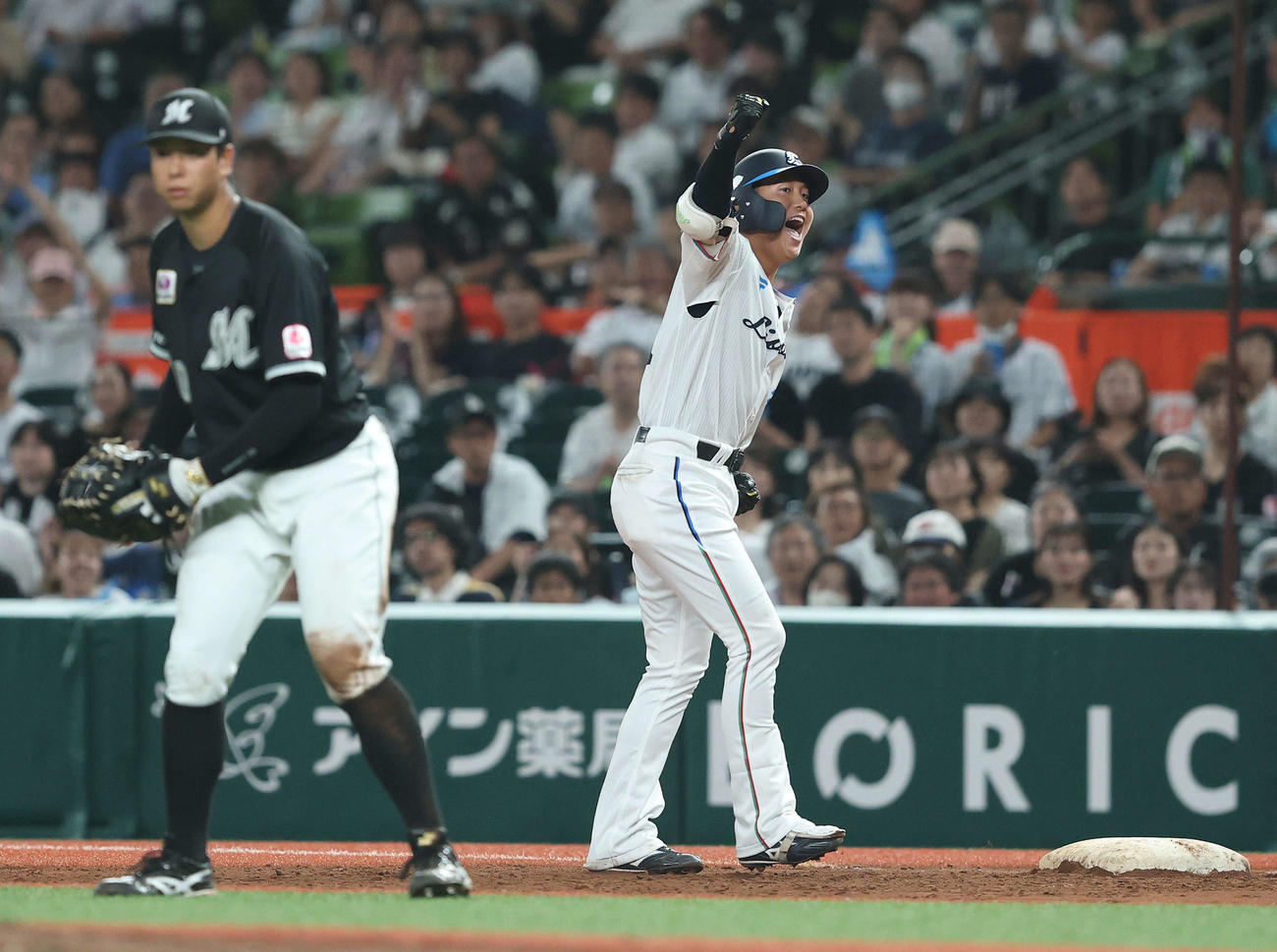 西武対ロッテ　6回裏西武1死二、三塁、右前適時打を放ちガッツポーズする平沼（撮影・河田真司）
