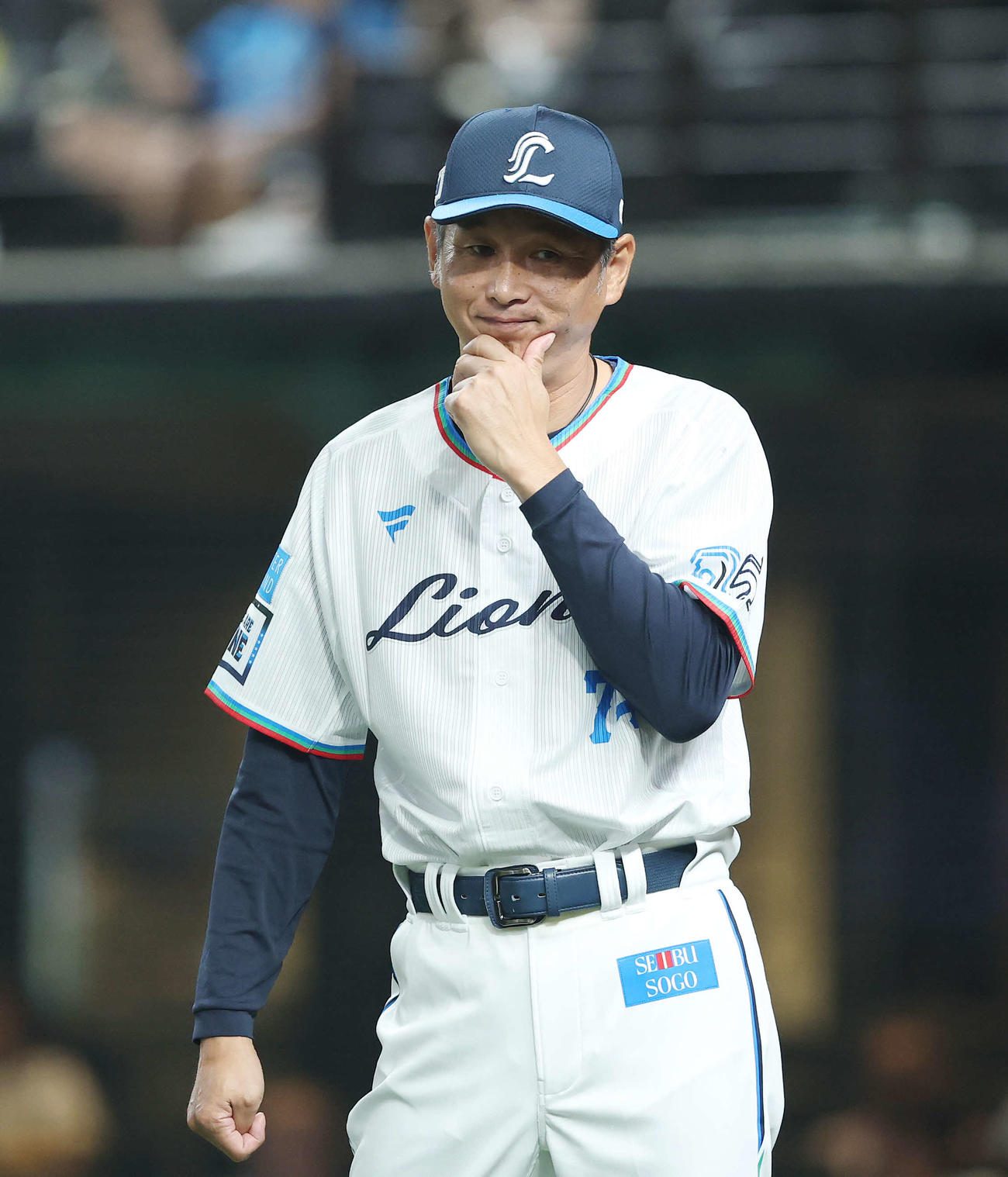 西武対ロッテ　7回裏を終え、選手交代を告げる西口監督（撮影・河田真司）