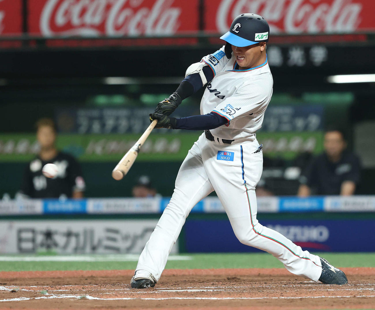 西武対ロッテ　6回裏西武1死二、三塁、右前適時打を放つ平沼（撮影・河田真司）