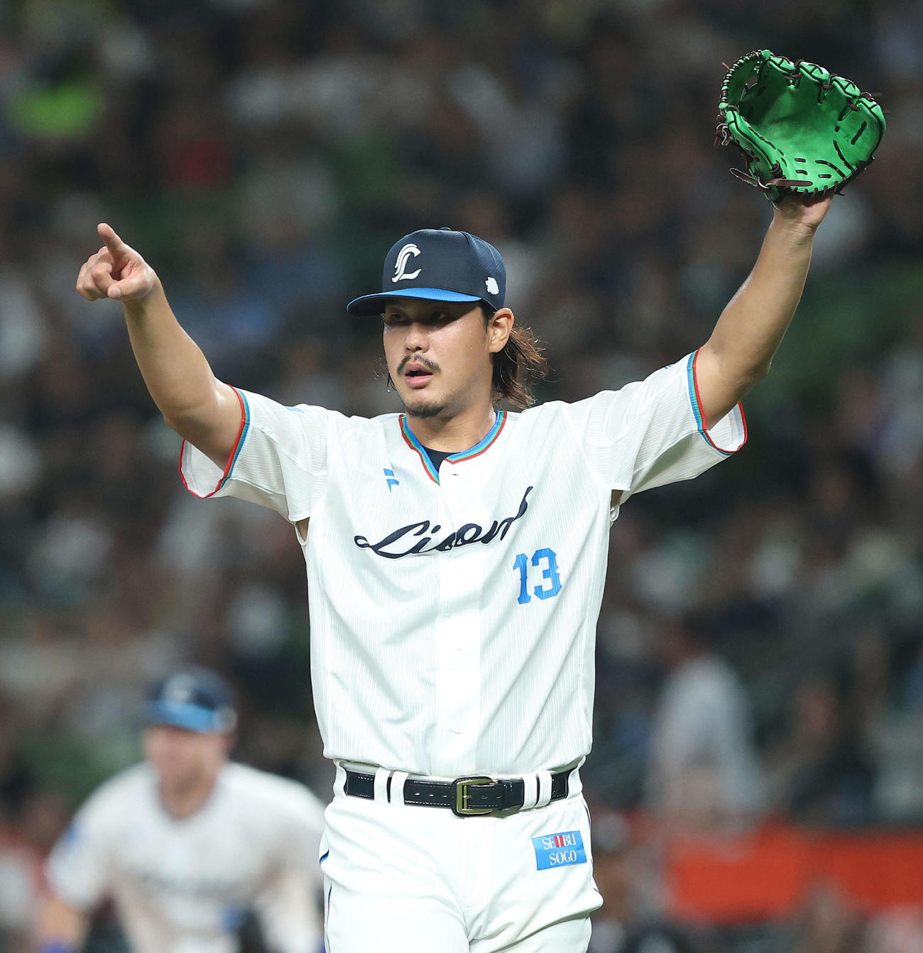 西武対ロッテ　5回表ロッテ1死一塁、山口を併殺に抑える高橋（撮影・河田真司）