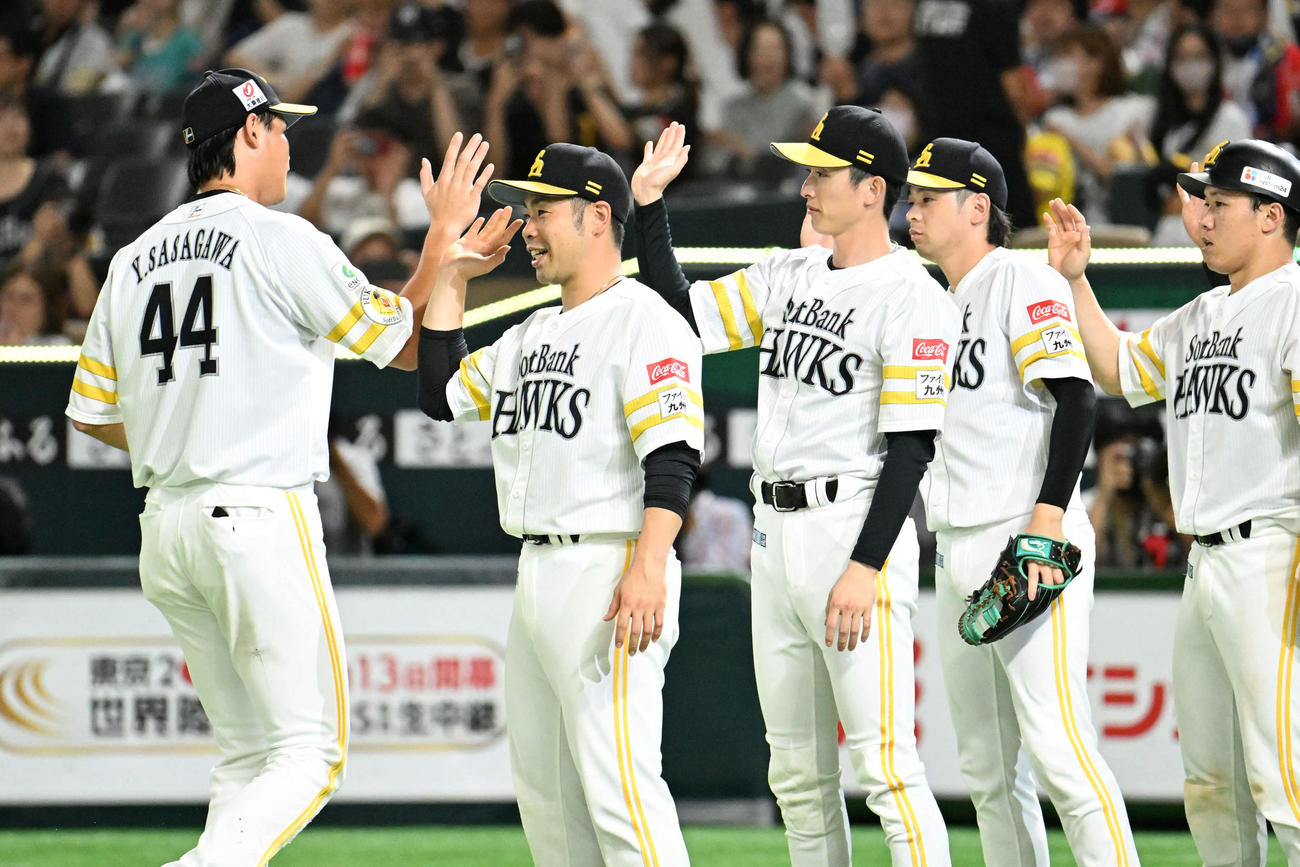 ソフトバンク対楽天　勝利を収めタッチを交わすホークスナイン（撮影・林敢治）