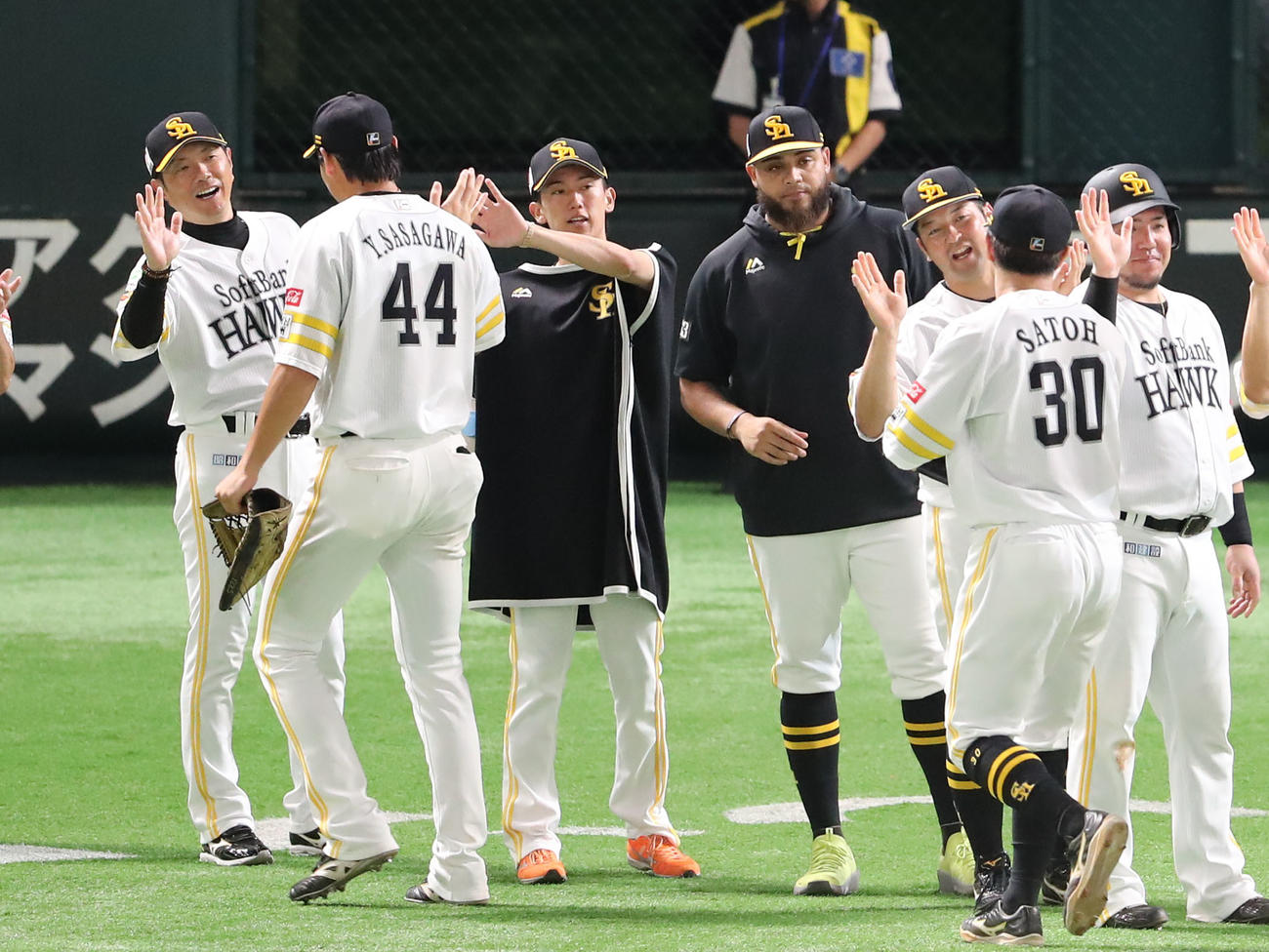 ソフトバンク対楽天　楽天に勝利しベンチ前でナインを出迎える小久保監督（撮影・梅根麻紀）