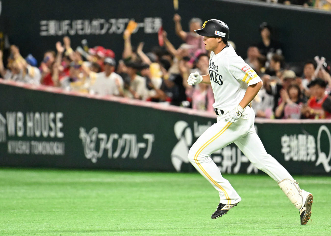 ソフトバンク対楽天　7回裏ソフトバンク1死二塁、笹川は2点本塁打を放つ（撮影・林敢治）