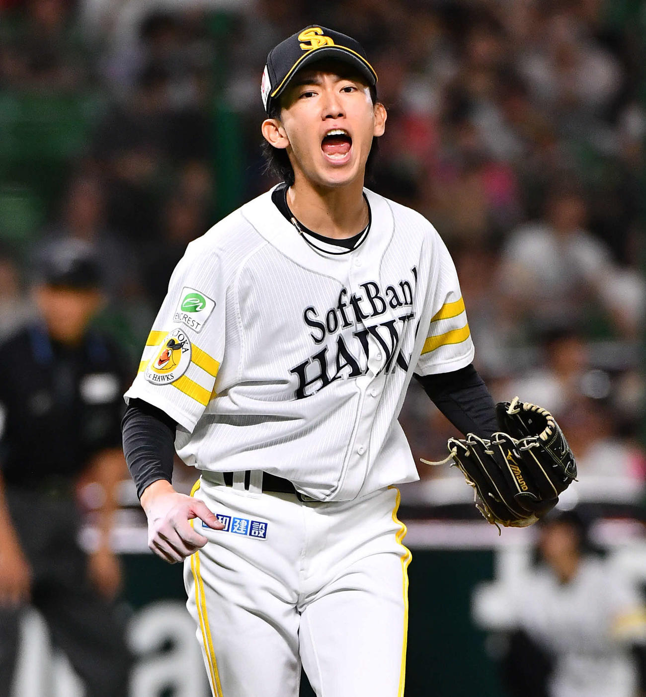 ソフトバンク対楽天　2回表楽天2死二塁、宗山を空振り三振に抑え、雄たけびをあげる大津（撮影・岩下翔太）