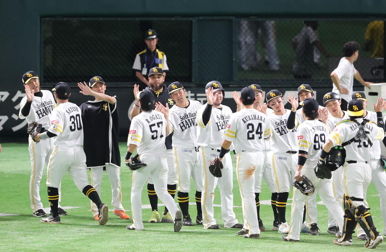 ソフトバンク対楽天　楽天に勝利しベンチ前でナインを出迎える小久保監督（撮影・梅根麻紀）