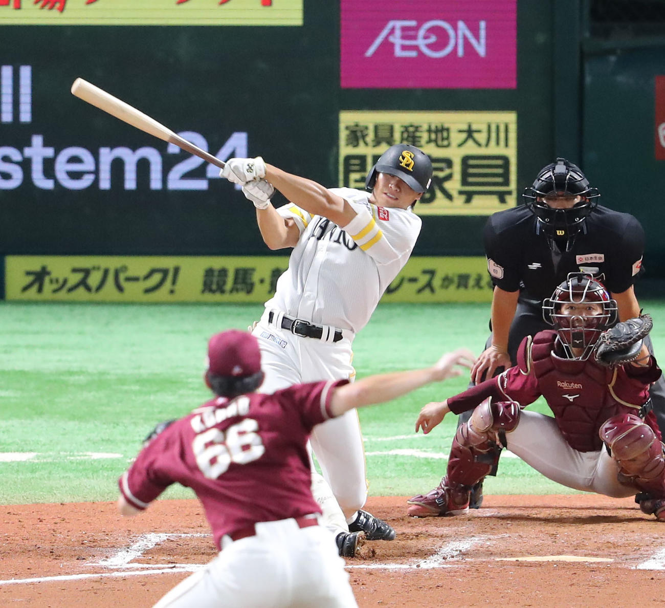 ソフトバンク対楽天　7回裏ソフトバンク1死二塁、笹川は右越えに2点本塁打を放つ（撮影・梅根麻紀）
