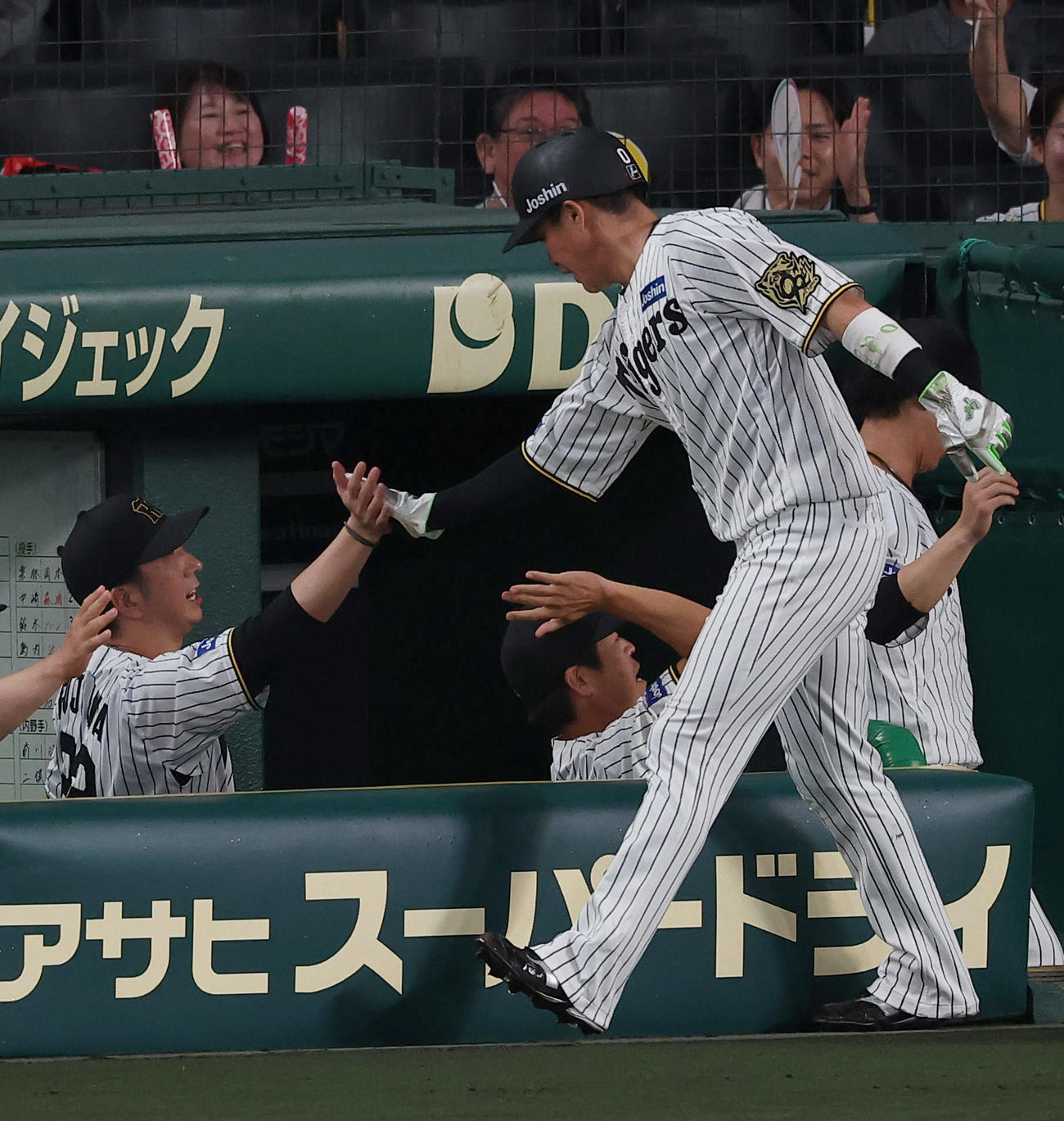 阪神対広島　1回裏阪神2死二塁、大竹の適時打で生還した木浪（右）をハイタッチで出迎える藤川監督（撮影・上田博志）