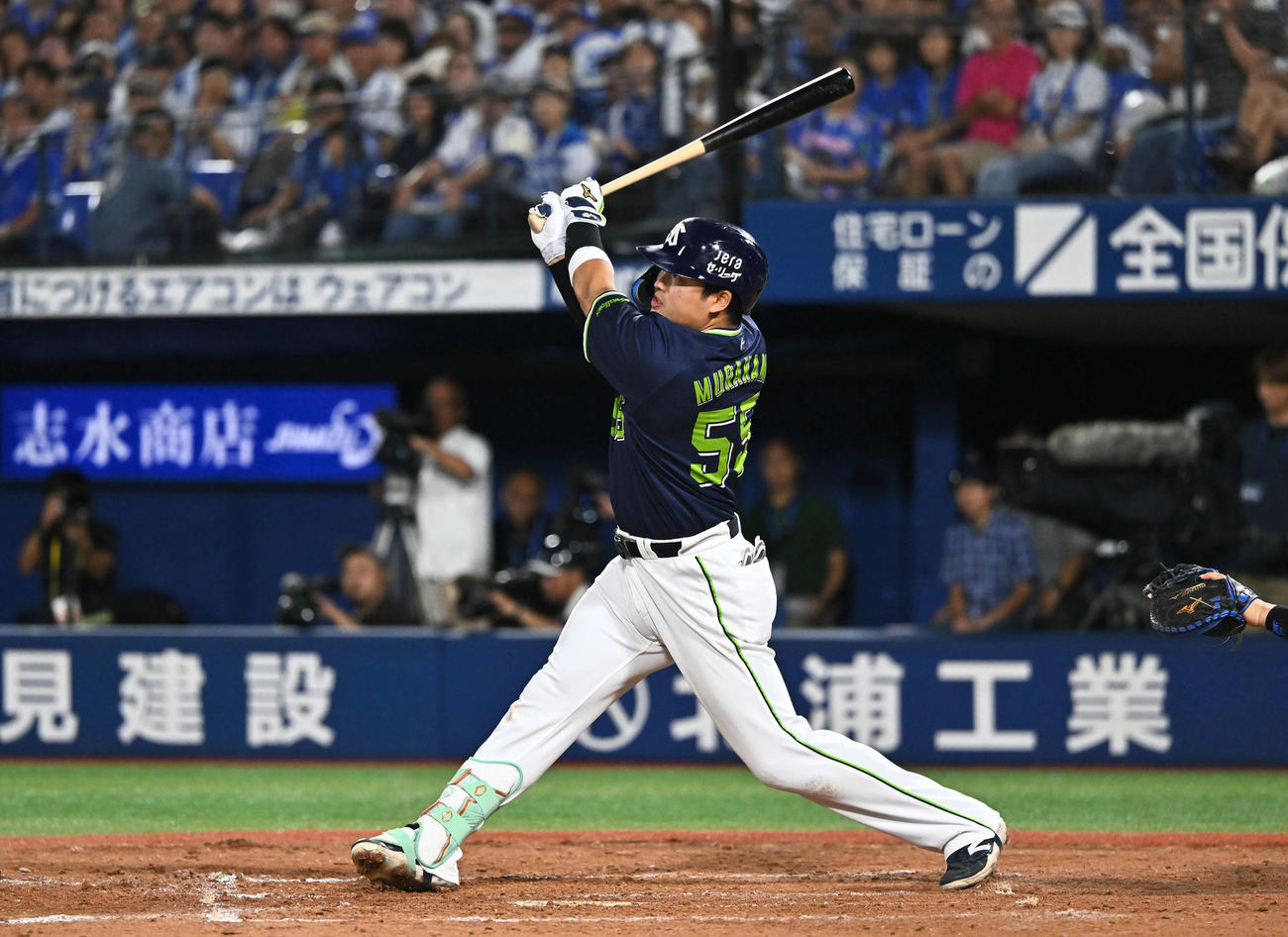 DeNA対ヤクルト　9回表ヤクルト1死一、二塁、村上は中越え3点本塁打を放つ（撮影・滝沢徹郎）