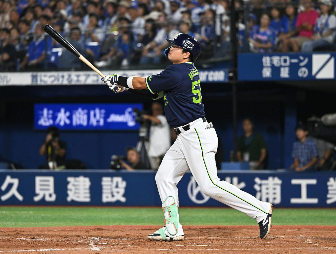 DeNA対ヤクルト　9回表ヤクルト1死一、二塁、村上は中越え3点本塁打を放つ（撮影・滝沢徹郎）
