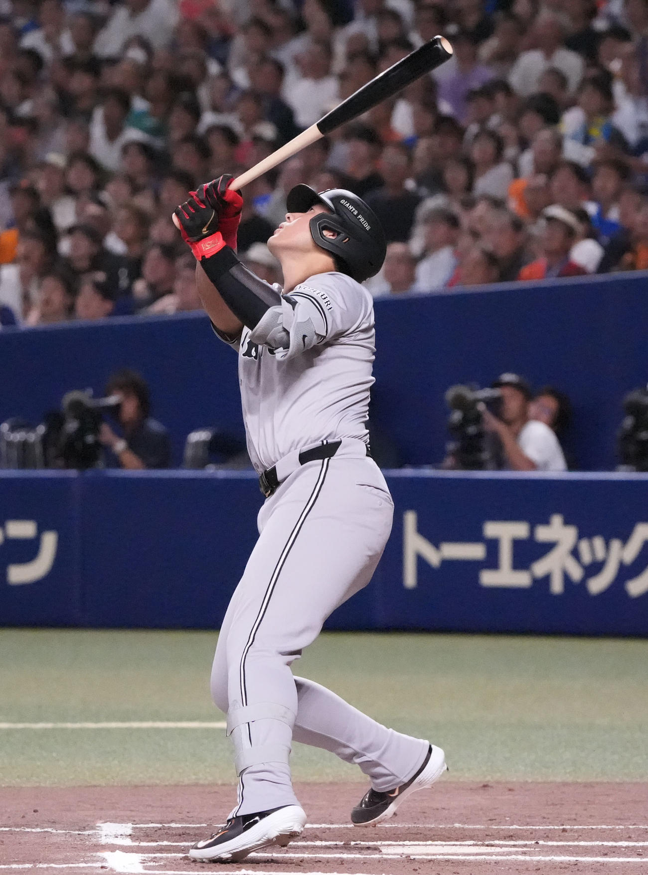 中日対巨人　6回表巨人1死一、三塁、中飛に倒れる岡本和（撮影・森本幸一）