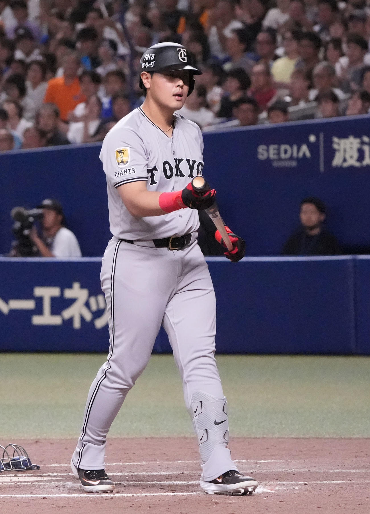 中日対巨人　8回表巨人2死一塁、岡本は三振に倒れる（撮影・森本幸一）