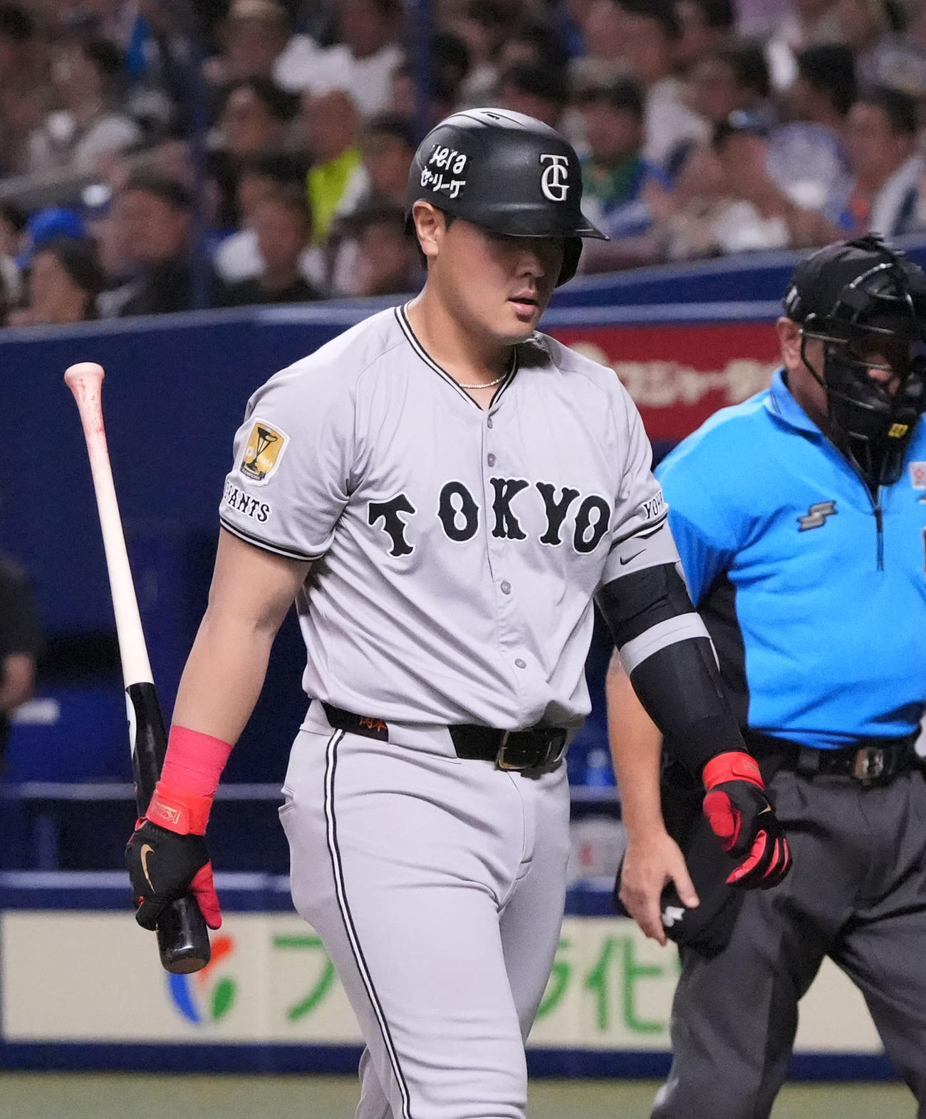 中日対巨人　8回表巨人2死一塁、岡本は三振に倒れる（撮影・森本幸一）