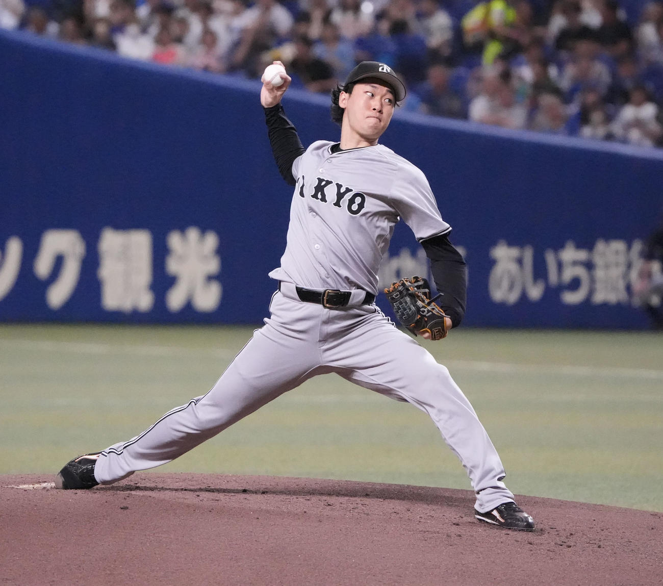中日対巨人　1回裏、登板する巨人先発の山崎（撮影・森本幸一）