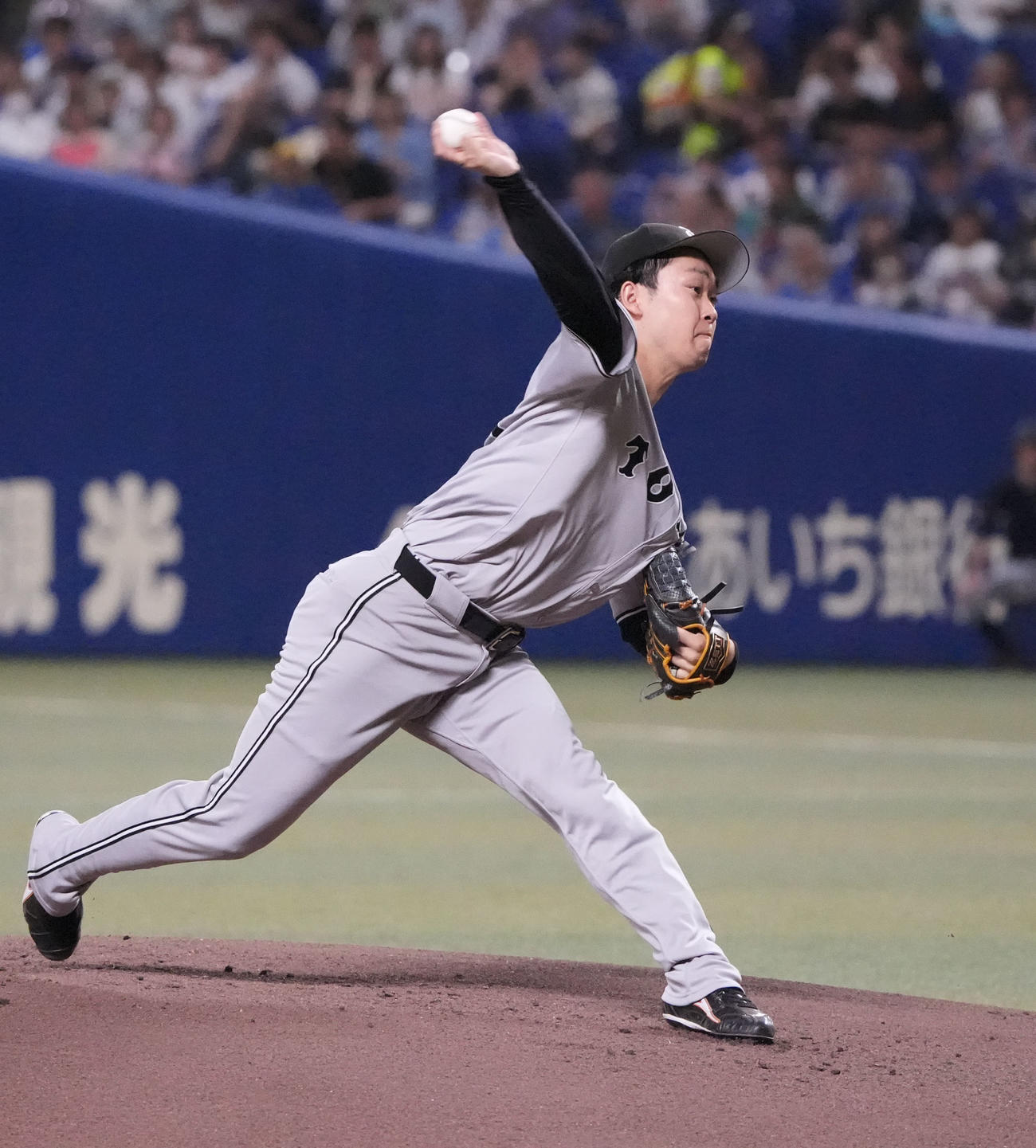中日対巨人　1回裏、登板する巨人先発の山崎（撮影・森本幸一）