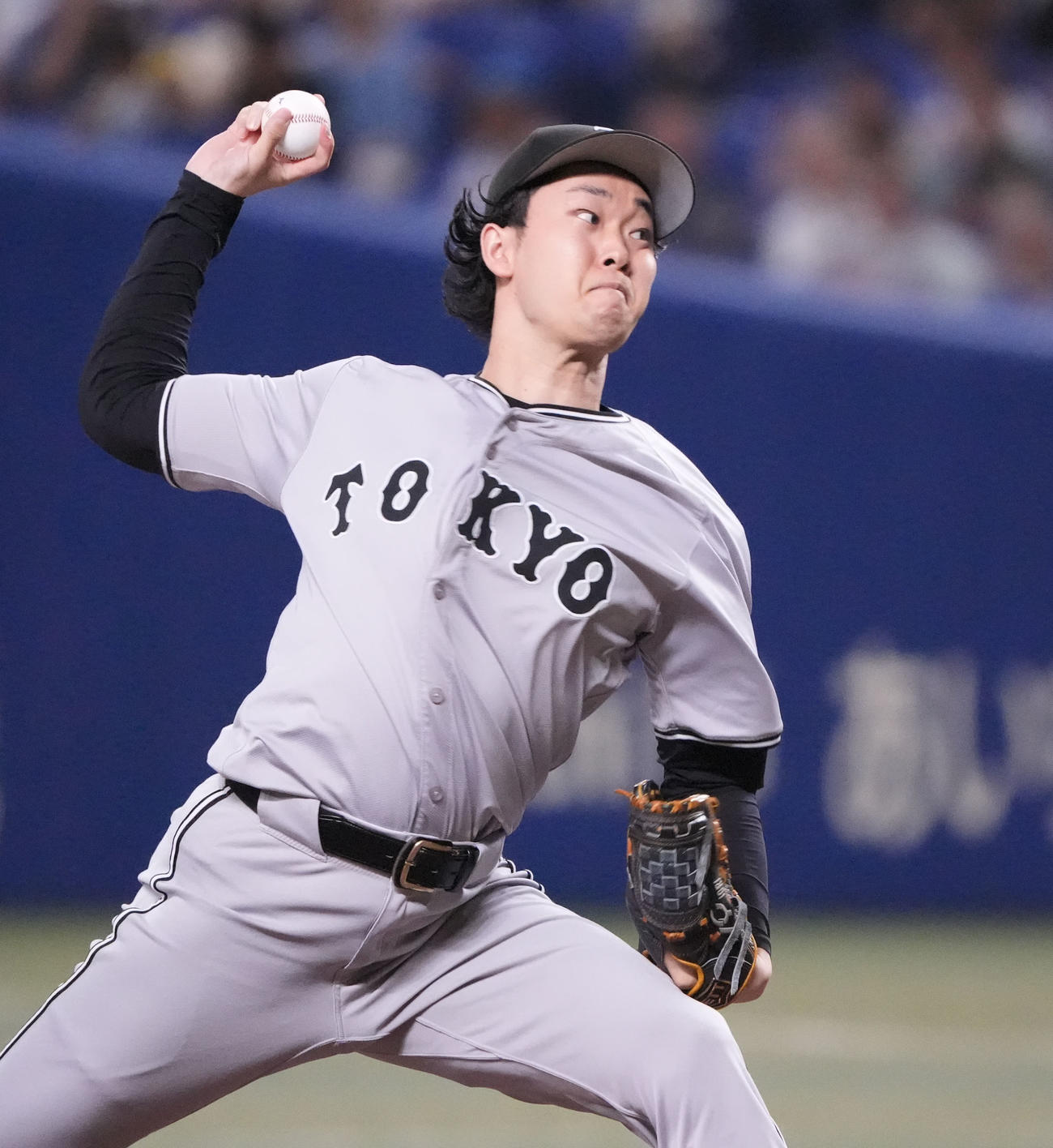 中日対巨人　1回裏、登板する巨人先発の山崎（撮影・森本幸一）