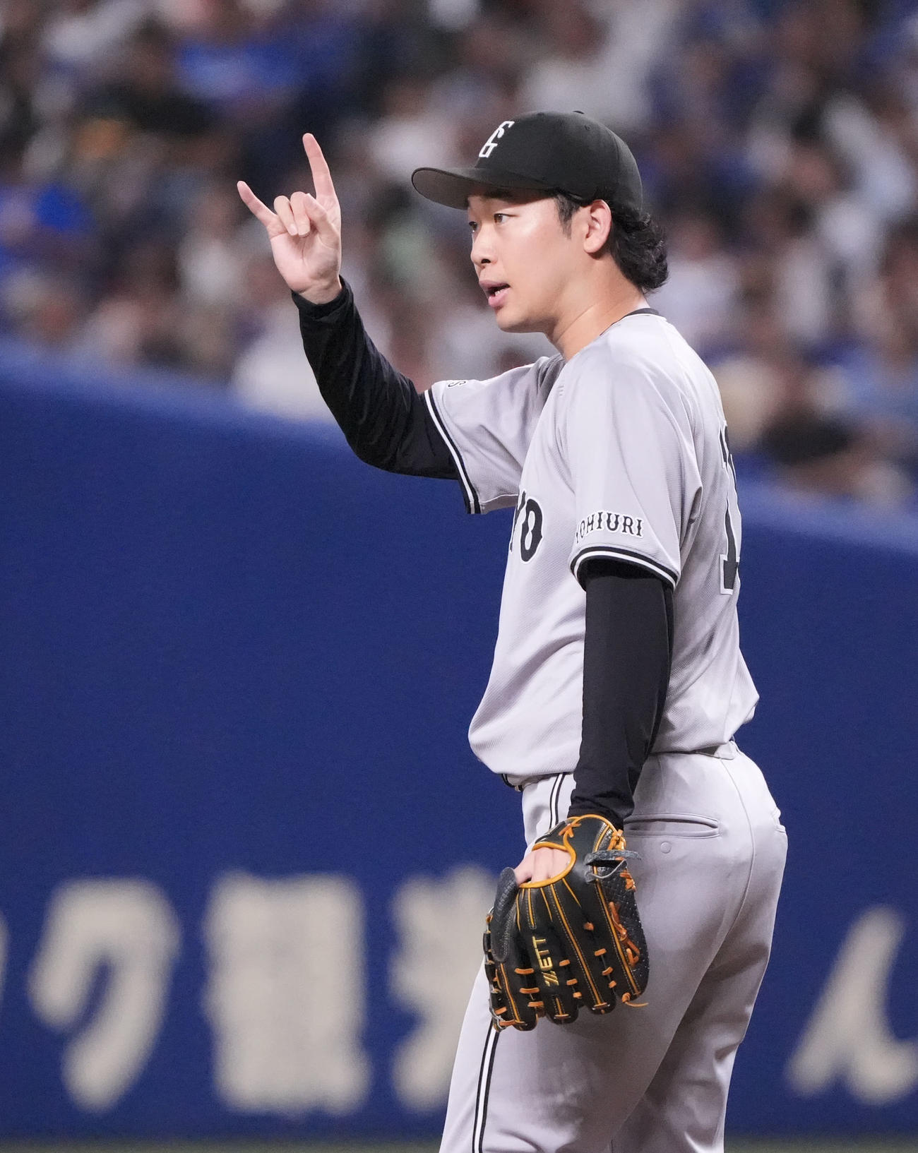 中日対巨人　3回裏中日1死、石伊雄太を三ゴロに仕留め野手に合図を送る山崎（撮影・森本幸一）