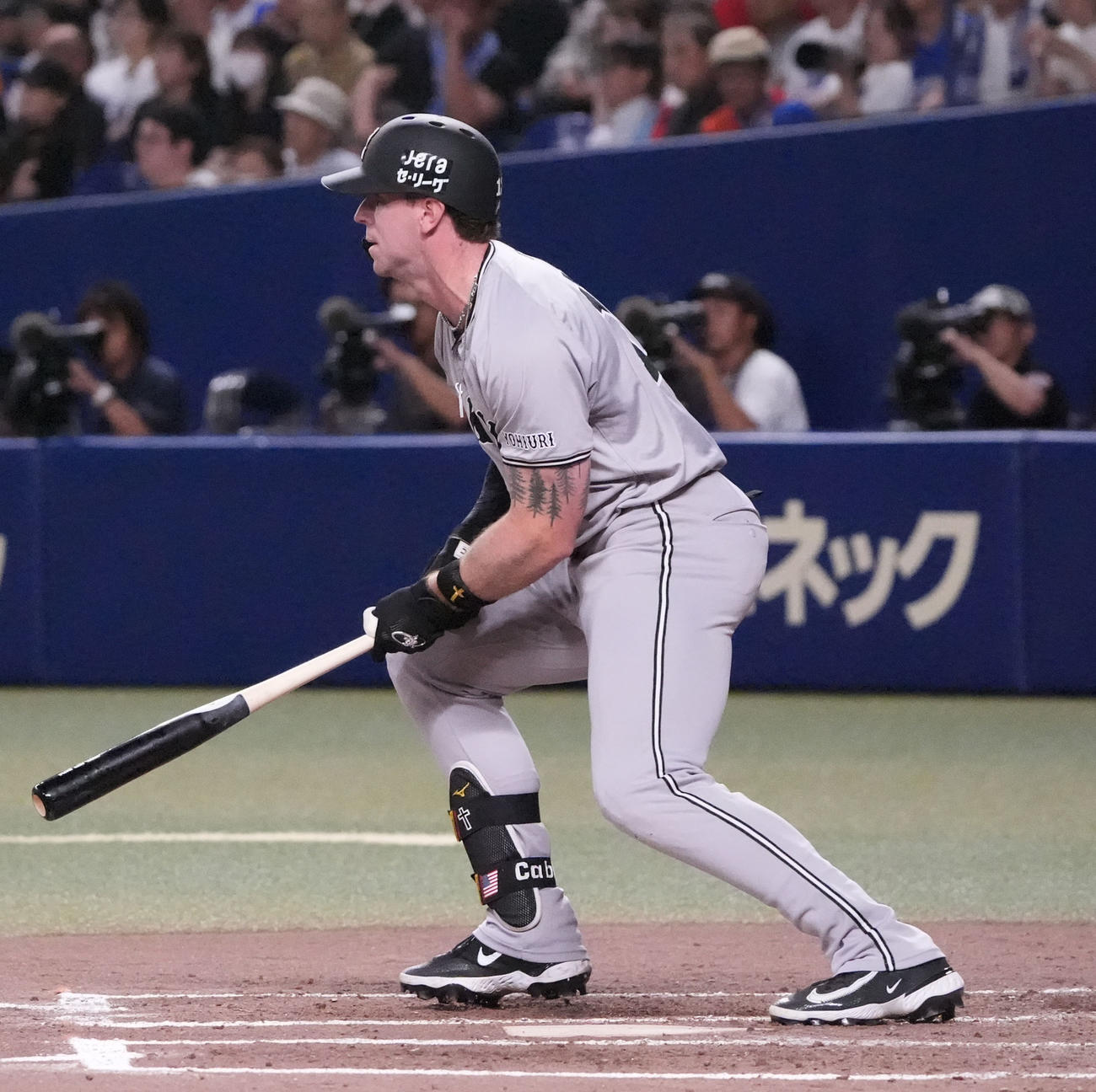 中日対巨人　4回表巨人無死、右前打を放つキャベッジ（撮影・森本幸一）