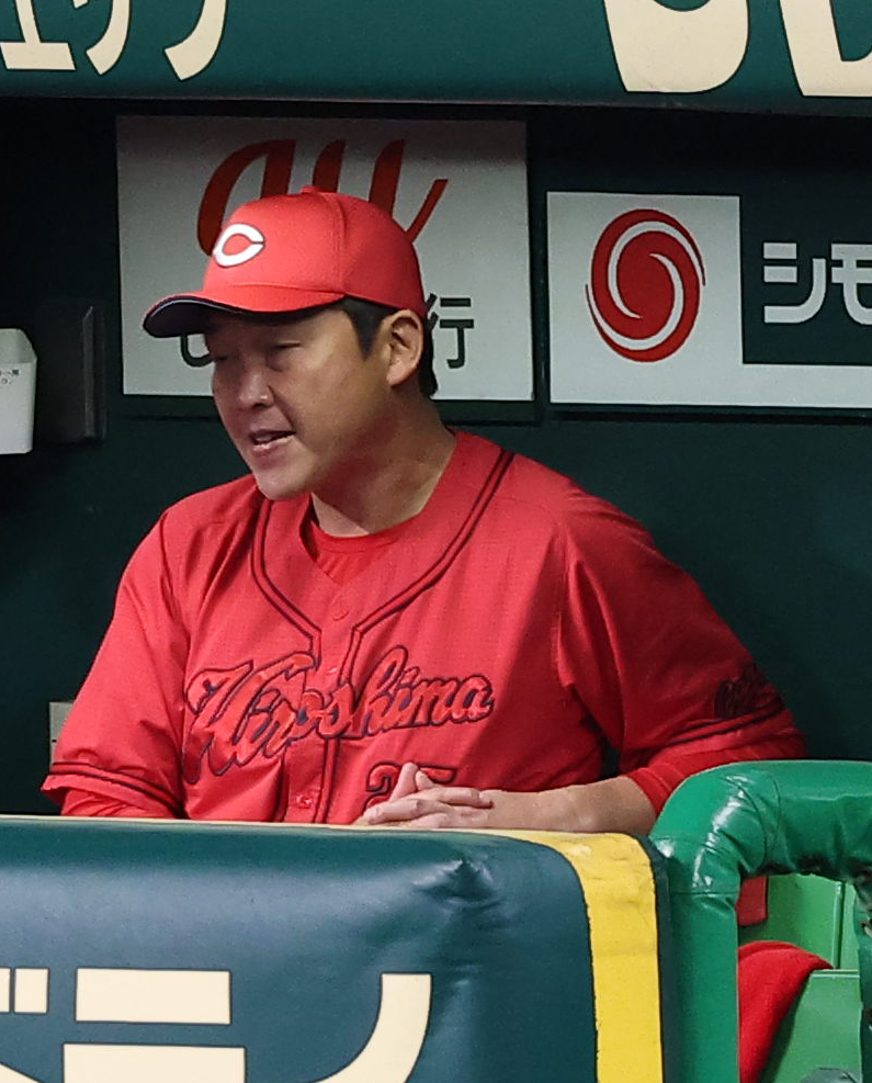ベンチで悔しそうな表情を見せる新井監督（撮影・上田博志）