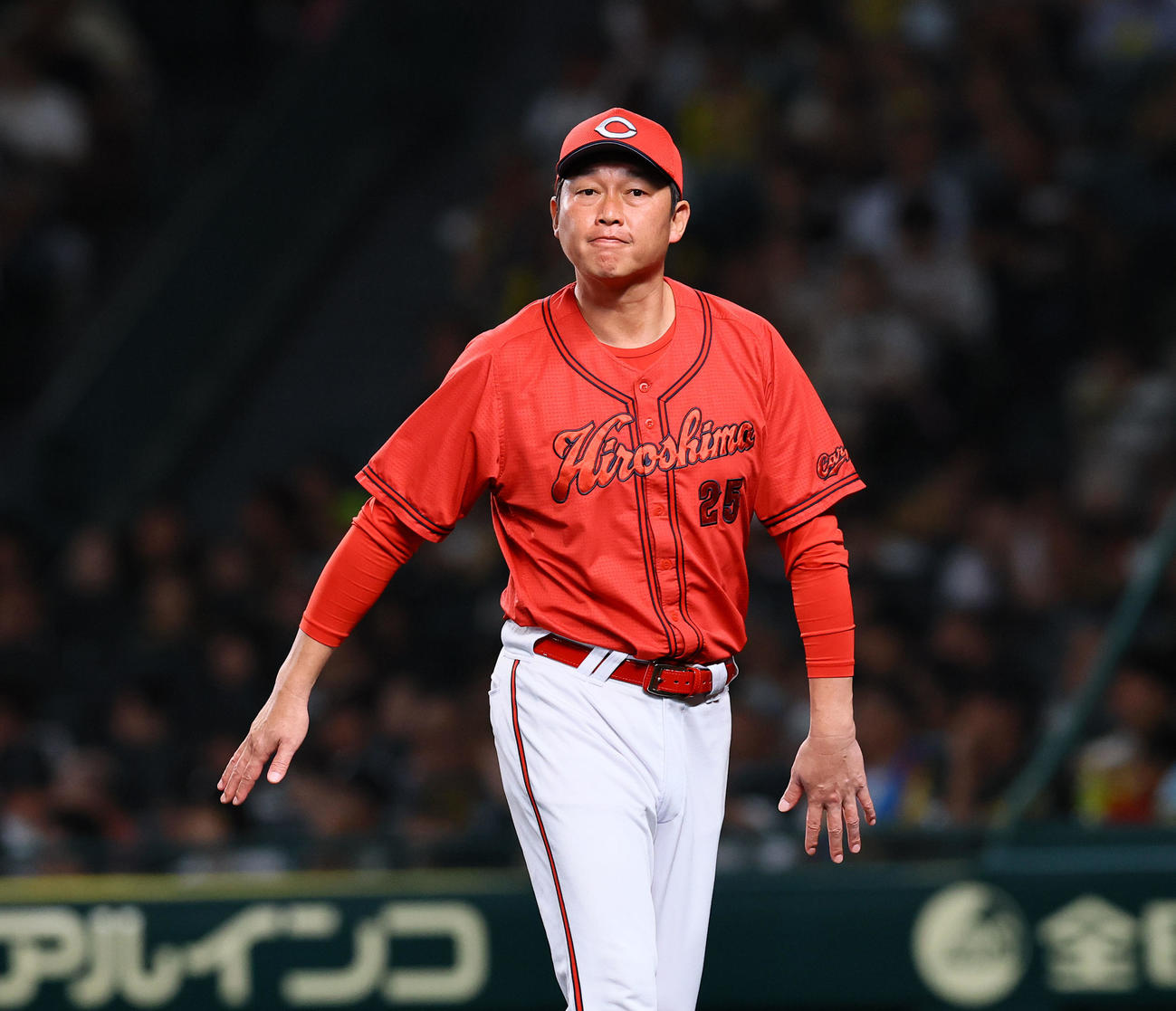 7回、交代を告げベンチに戻る広島新井監督（撮影・藤尾明華）