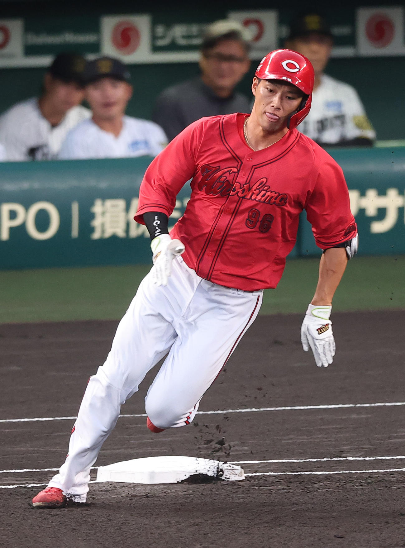 阪神対広島　1回表広島無死、中村奨は二塁打を放つ（撮影・上田博志）