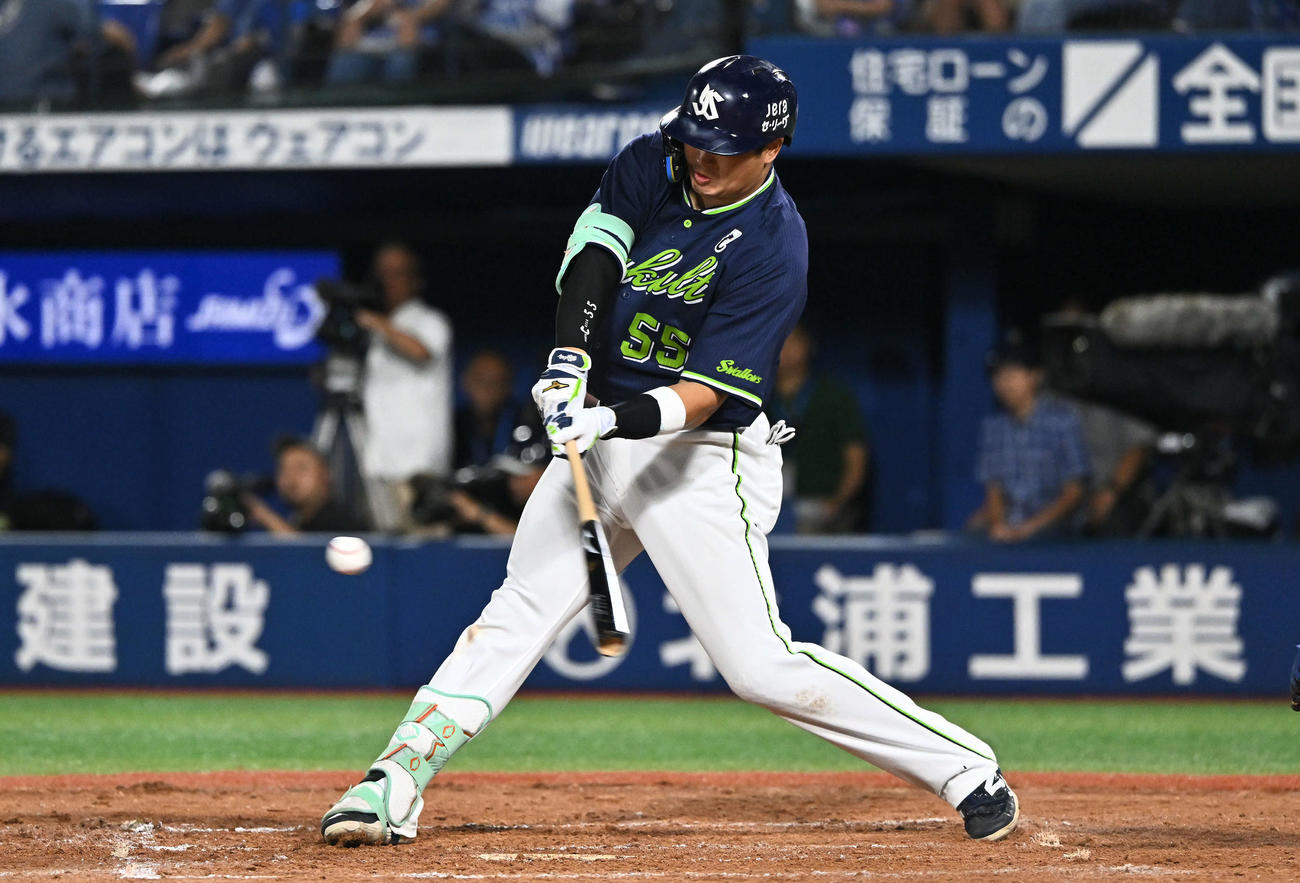 DeNA対ヤクルト　9回表ヤクルト1死一、二塁、村上は中越え3点本塁打を放つ（撮影・滝沢徹郎）