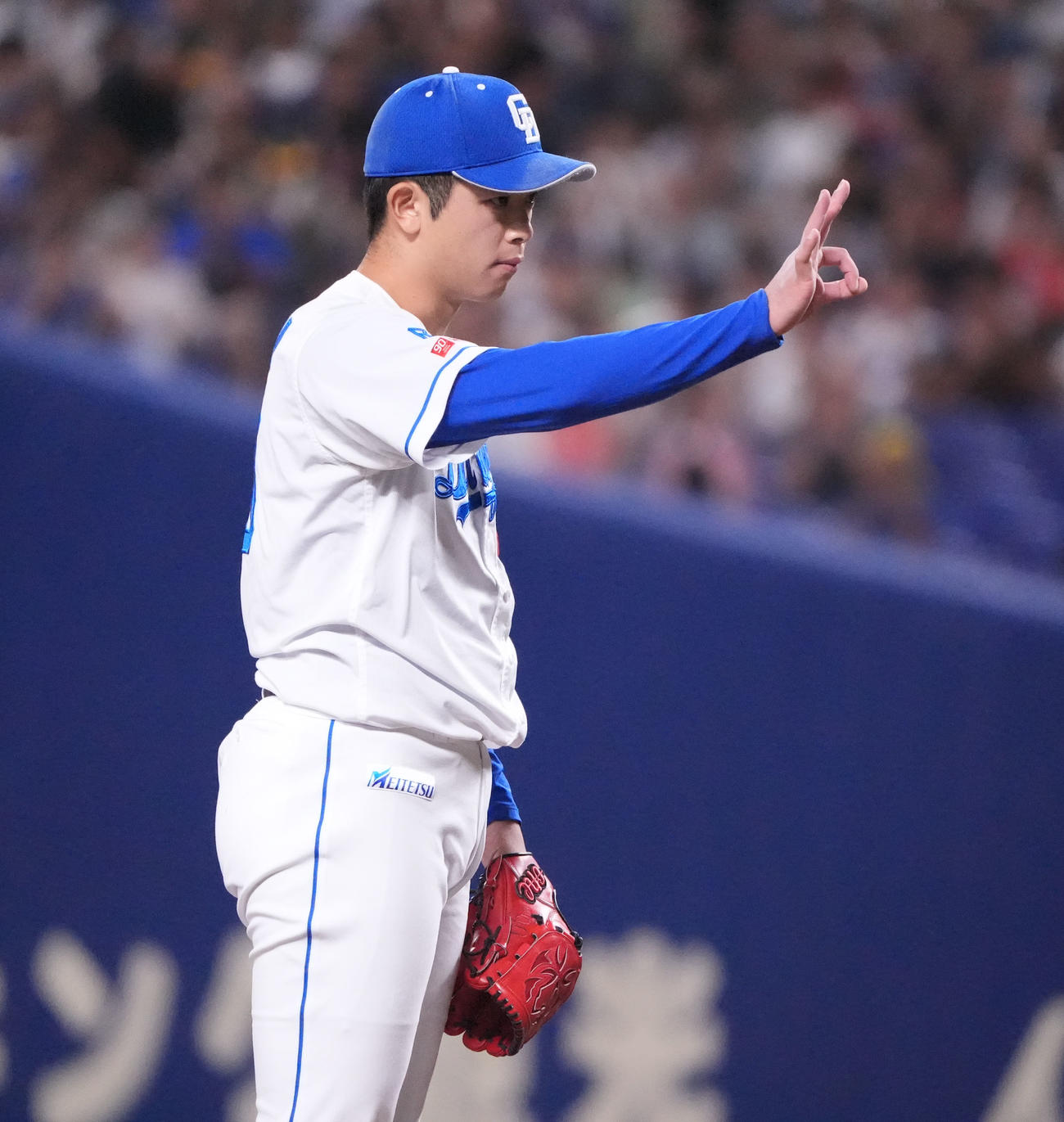 中日対巨人　試合終了、リリーフしポーズを決める松山（撮影・森本幸一）