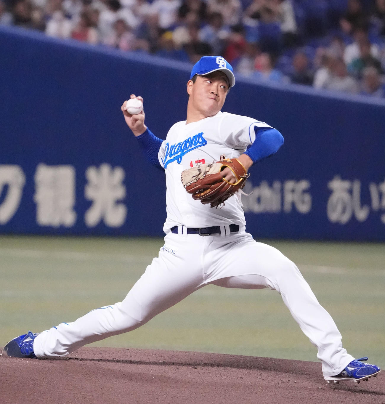 中日対巨人　1回表、登板する中日先発の柳（撮影・森本幸一）